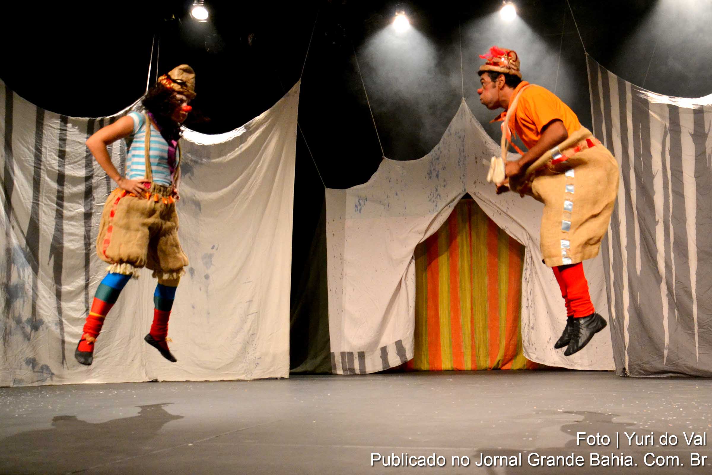 Cena da peça teatral Vira Lona, Lona vira.
