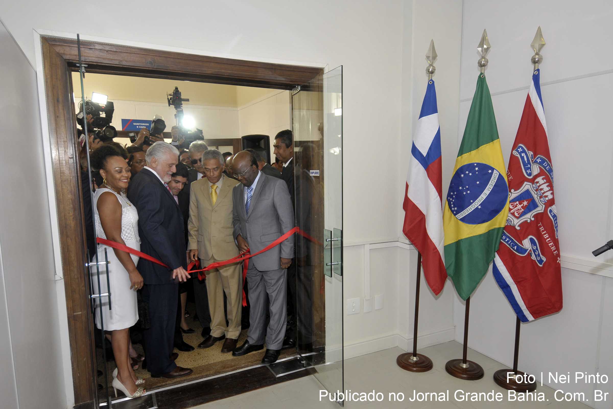 Jaques Wagner, Eserval Rocha e Joaquim Barbosa durante inauguração no TJBA.