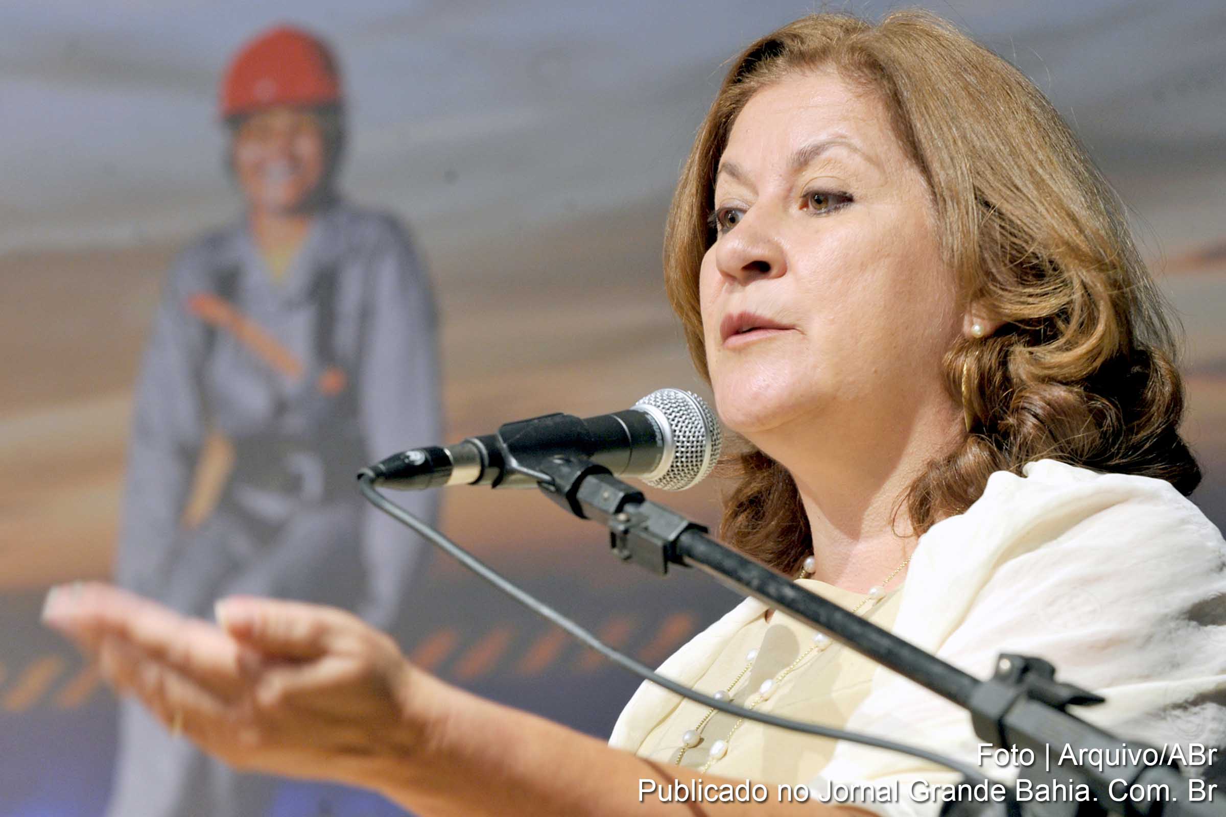 Míriam Belchior, proposta orçamentária foi encaminhada ao Congresso estima crescimento 3% no próximo ano e inflação de 5%. Projeção de superávit primário, sem o PAC, é de R$ 143,3 bi ou 2,50% do PIB.