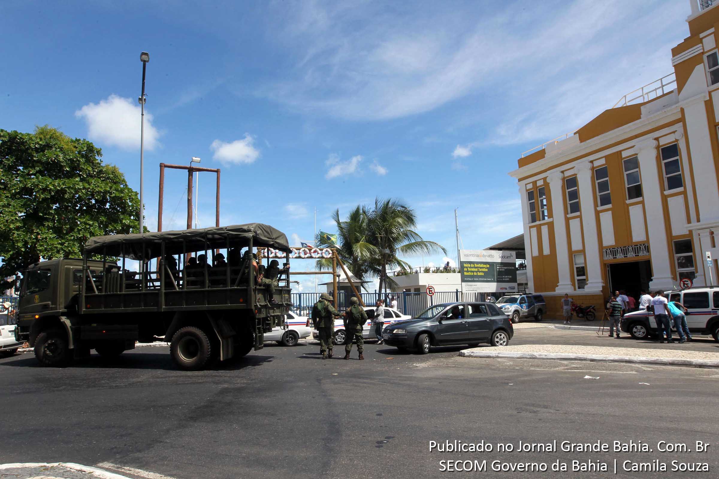 Movimentação de tropas militares no terminal náutico no comércio.