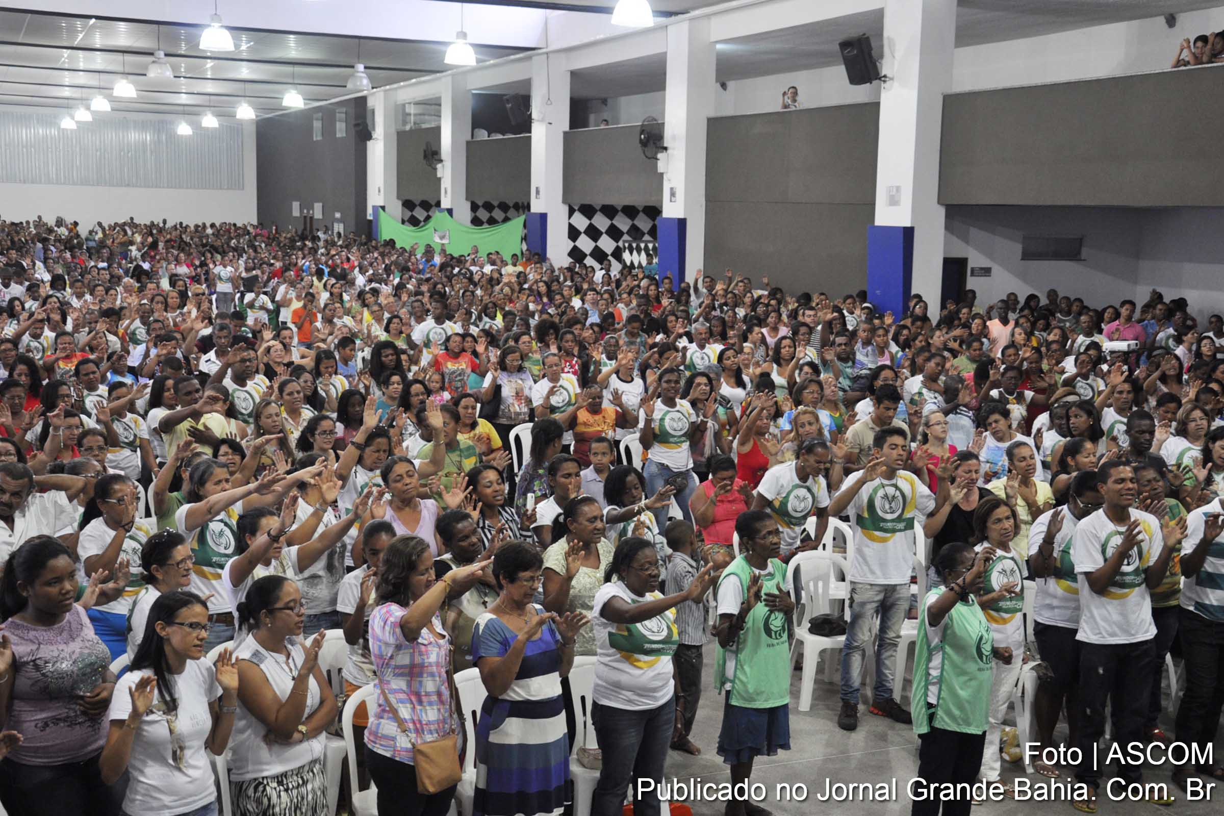 Público presente ao 18º Vem Louvar em Feira de Santana.