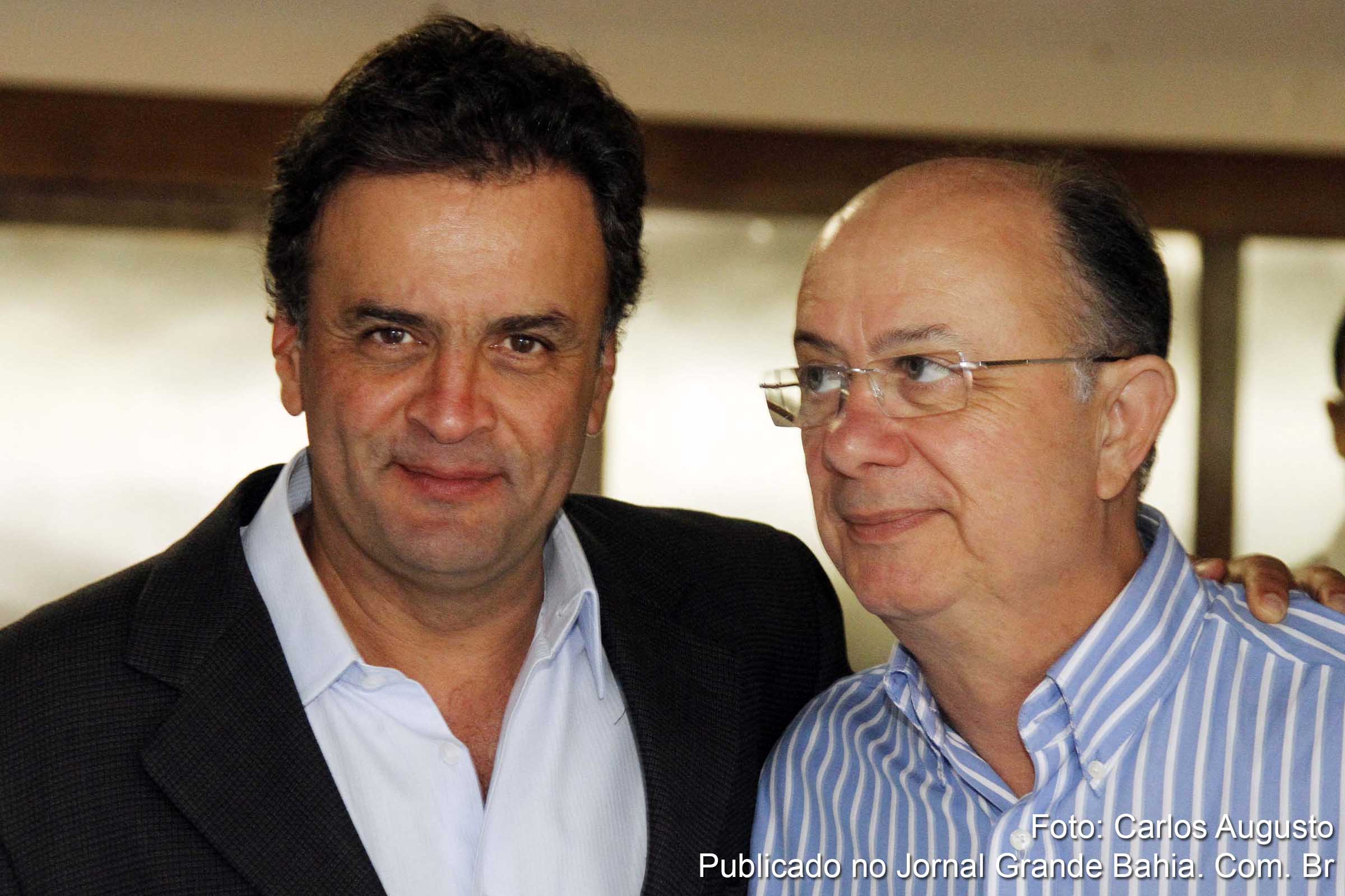 Aécio Neves e José Ronaldo. Senador concede entrevista coletiva em Feira de Santana.