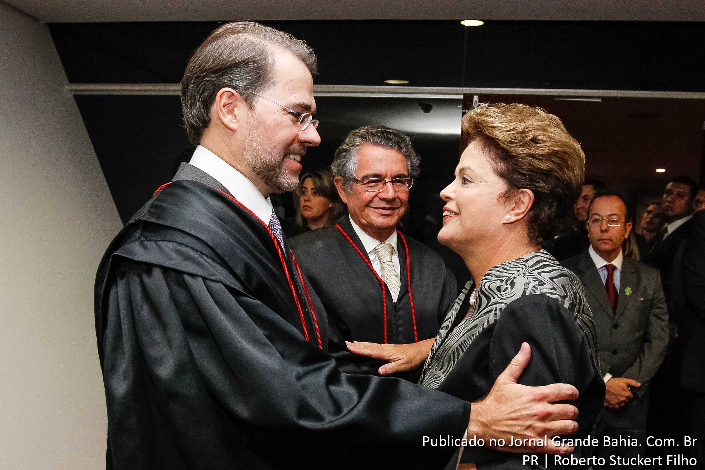 Presidenta Dilma Rousseff cumprimenta o novo Presidente do TSE, Dias Toffoli e o Ex-Presidente do TSE, Marco Aurélio Mendes de Farias Mello durante cerimônia de posse do Ministro Dias Toffoli no cargo de Presidente do Tribunal Superior Eleitoral.