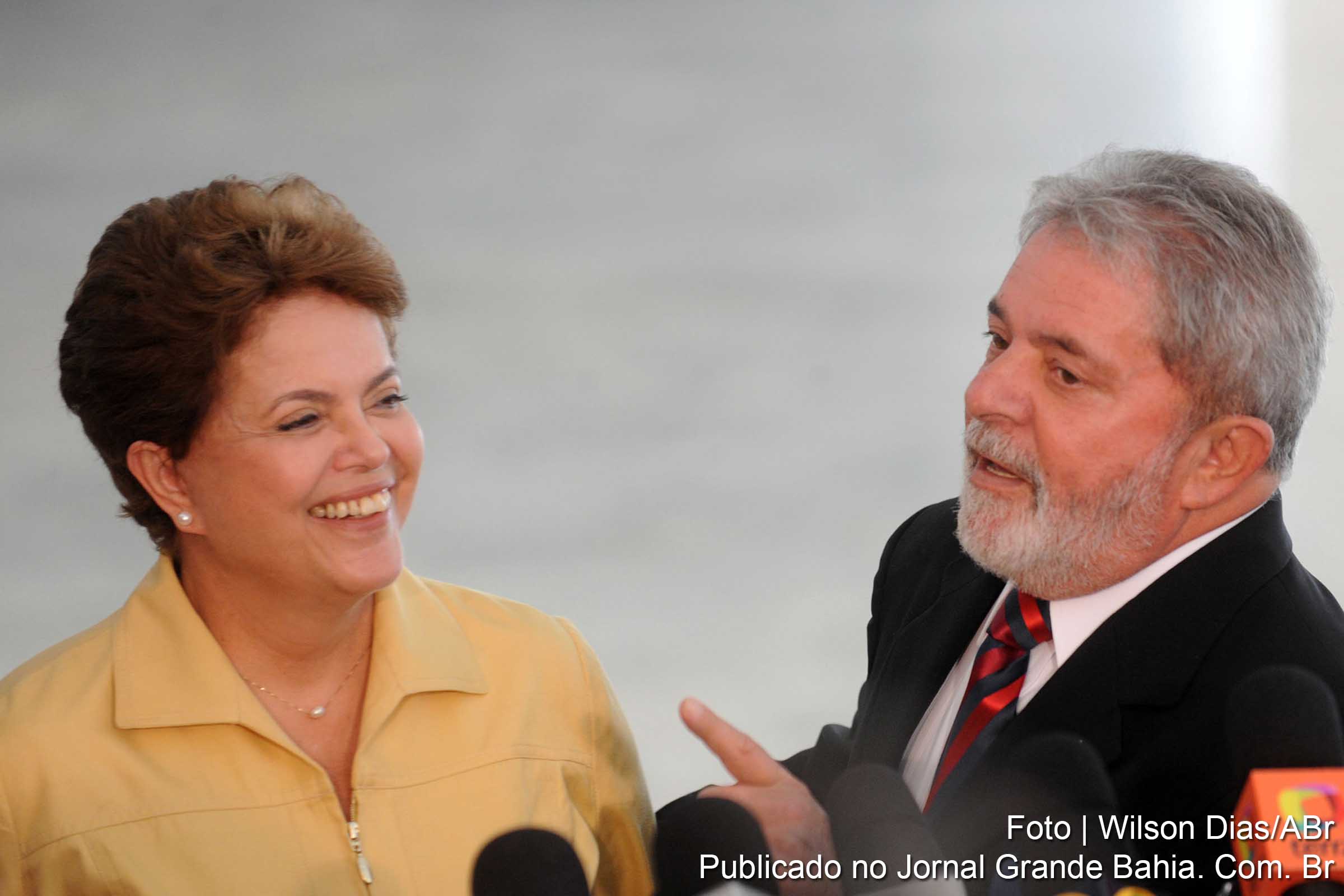 Dilma Rousseff e o ex-presidente Luiz Inácio Lula da Silva. Elogios e desejo do volta Lula fortalece governo petista.