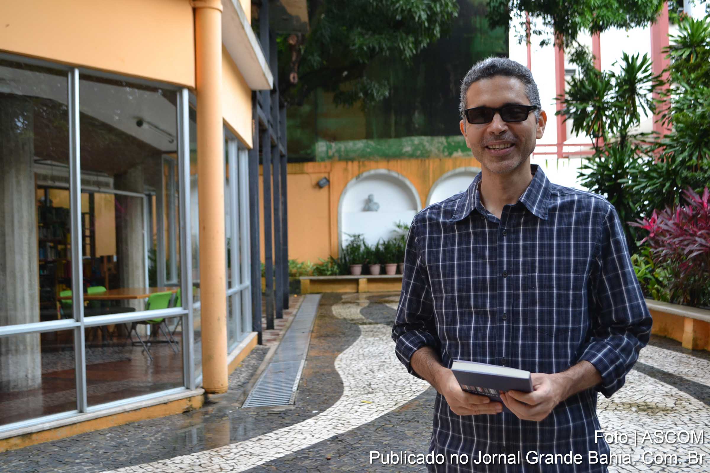 Em estreia literária, psicólogo baiano Márcio Ferreira Barbosa apresenta personagens deslocados que estranham o mundo onde vivem, se deparando com seus próprios questionamentos existenciais.