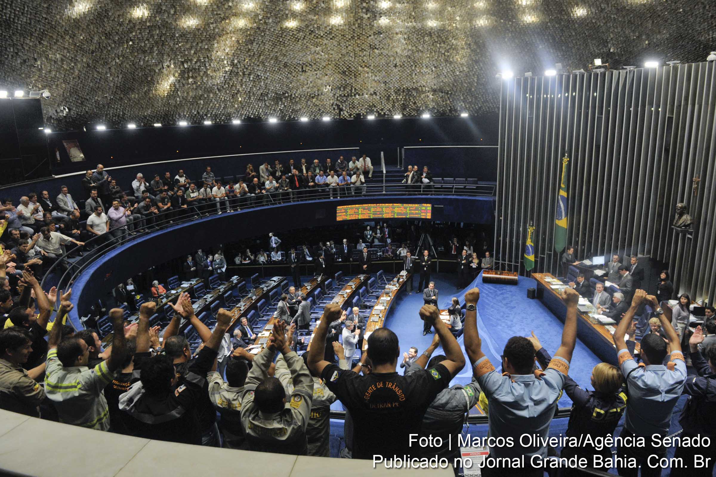 Por unanimidade, os senadores aprovam a Proposta de Emenda à Constituição 77/2013, que cria a carreira dos agentes de trânsito no sistema de segurança pública. Representantes da classe comemoram na galeria do plenário do Senado da República.