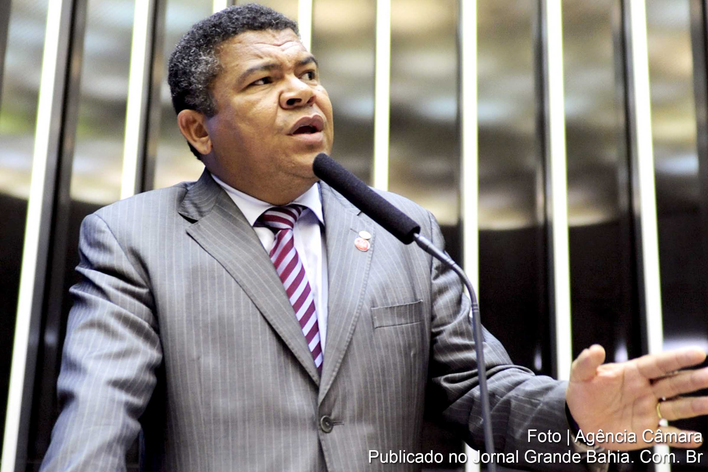 Valmir Assunção: “É dessa forma que o DEM governa? Isso é um absurdo. São R$ 15 mil de salário oficial, coloca-se mais R$ 4 mil em participação em conselho, dá-se um aumento de 100% do jeton.".