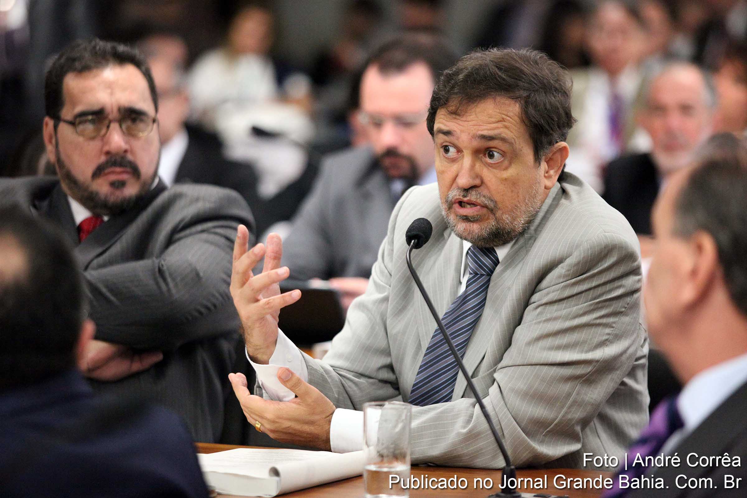 Walter Pinheiro: “Volto a pedir ao ministro Moreira Franco atenção sobre as minhas reclamações já encaminhadas e que fosse eliminado qualquer entrave técnico para o início efetivo das obras do aeroporto de Vitória da Conquista”.