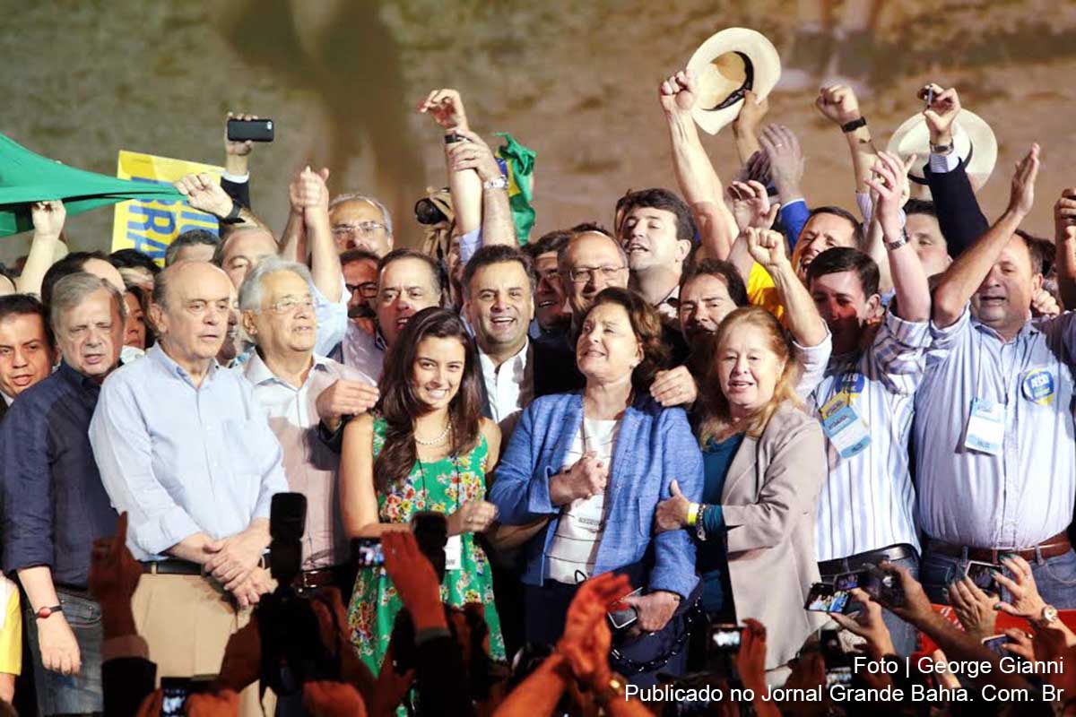 Aécio Neves e correligionário celebram momento.