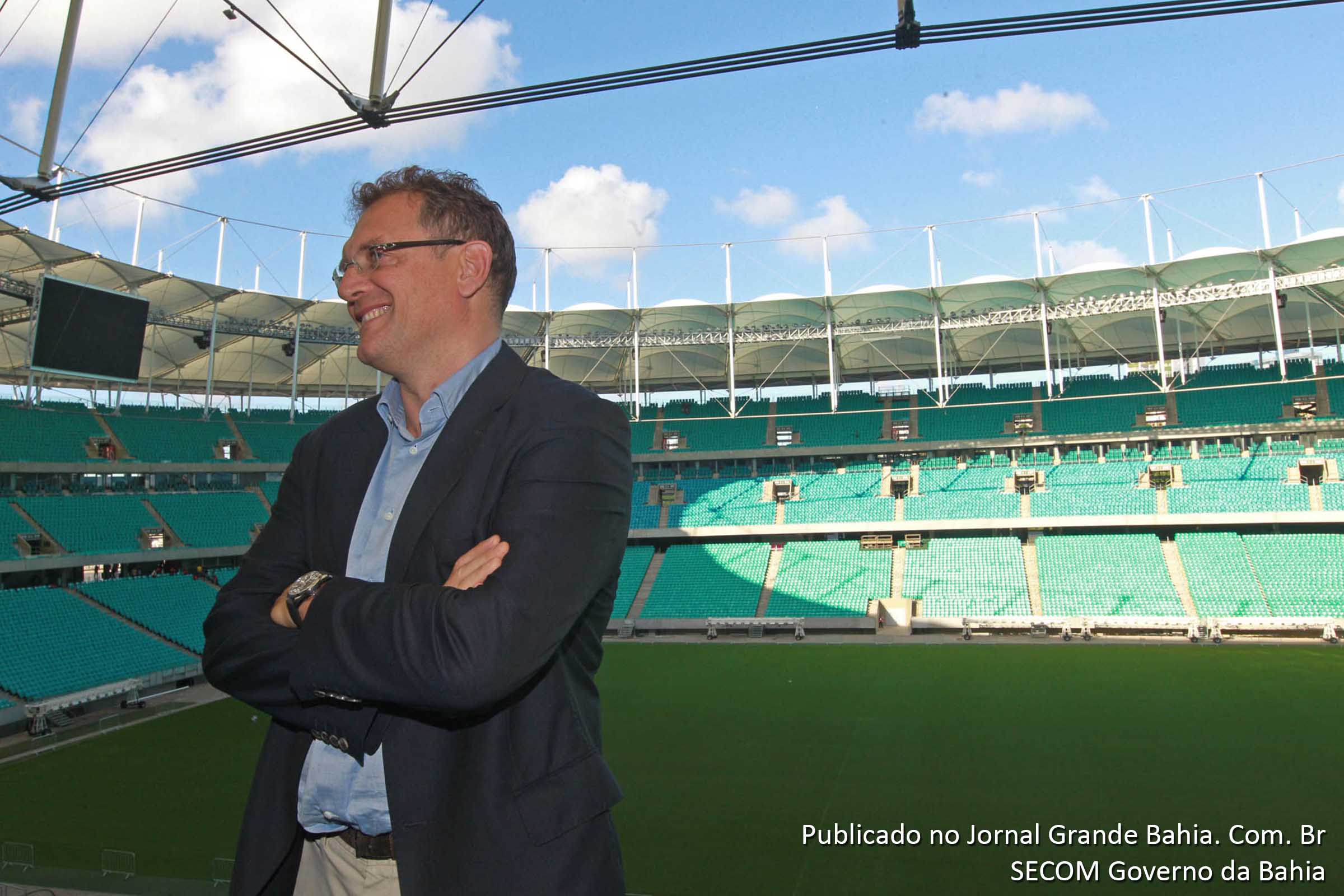 Jérôme Valcke inspeciona Arena Fonte Nova.