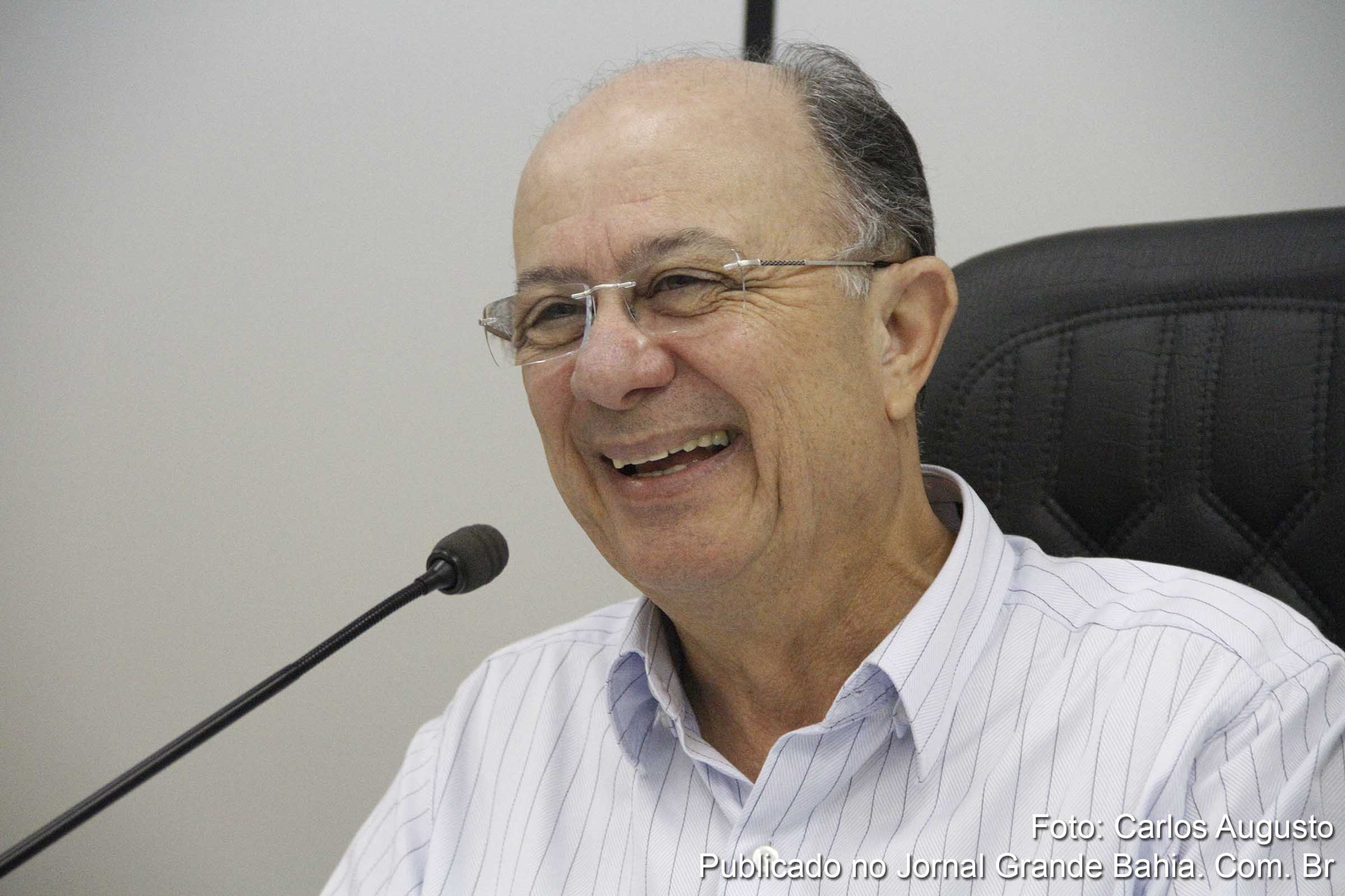 Prefeito José Ronaldo sorri enquanto município é desmoralizado por promover licitações milionárias com vícios legais.