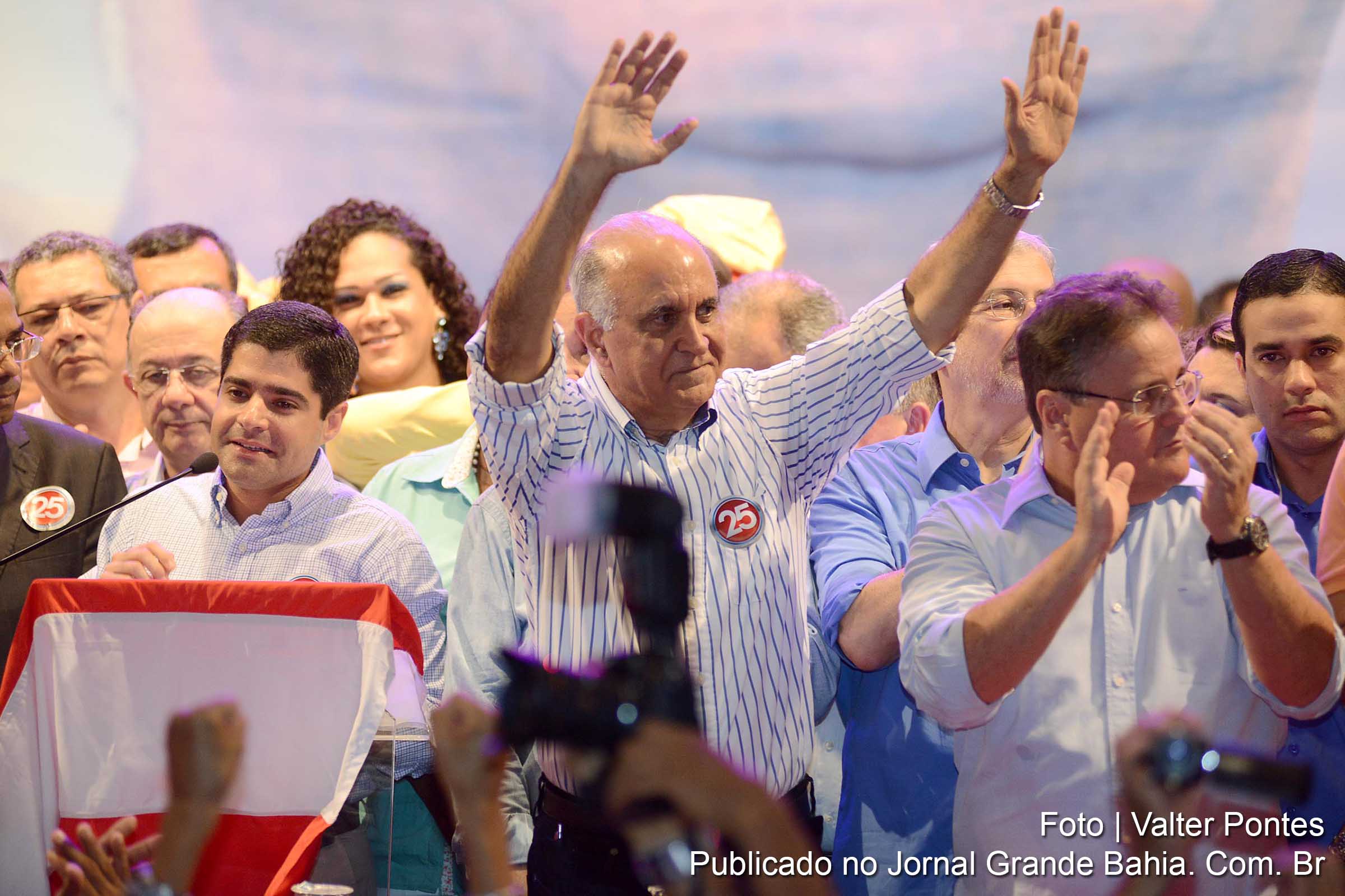 ACM Neto: “Vamos vencer desta vez no primeiro turno, porque Paulo Souto e Geddel têm muito mais sorte. Eu só tive cinco partidos me apoiando. Eles têm 17 e chegarão a 18 nesta quinta-feira, podendo ainda totalizar 19”.