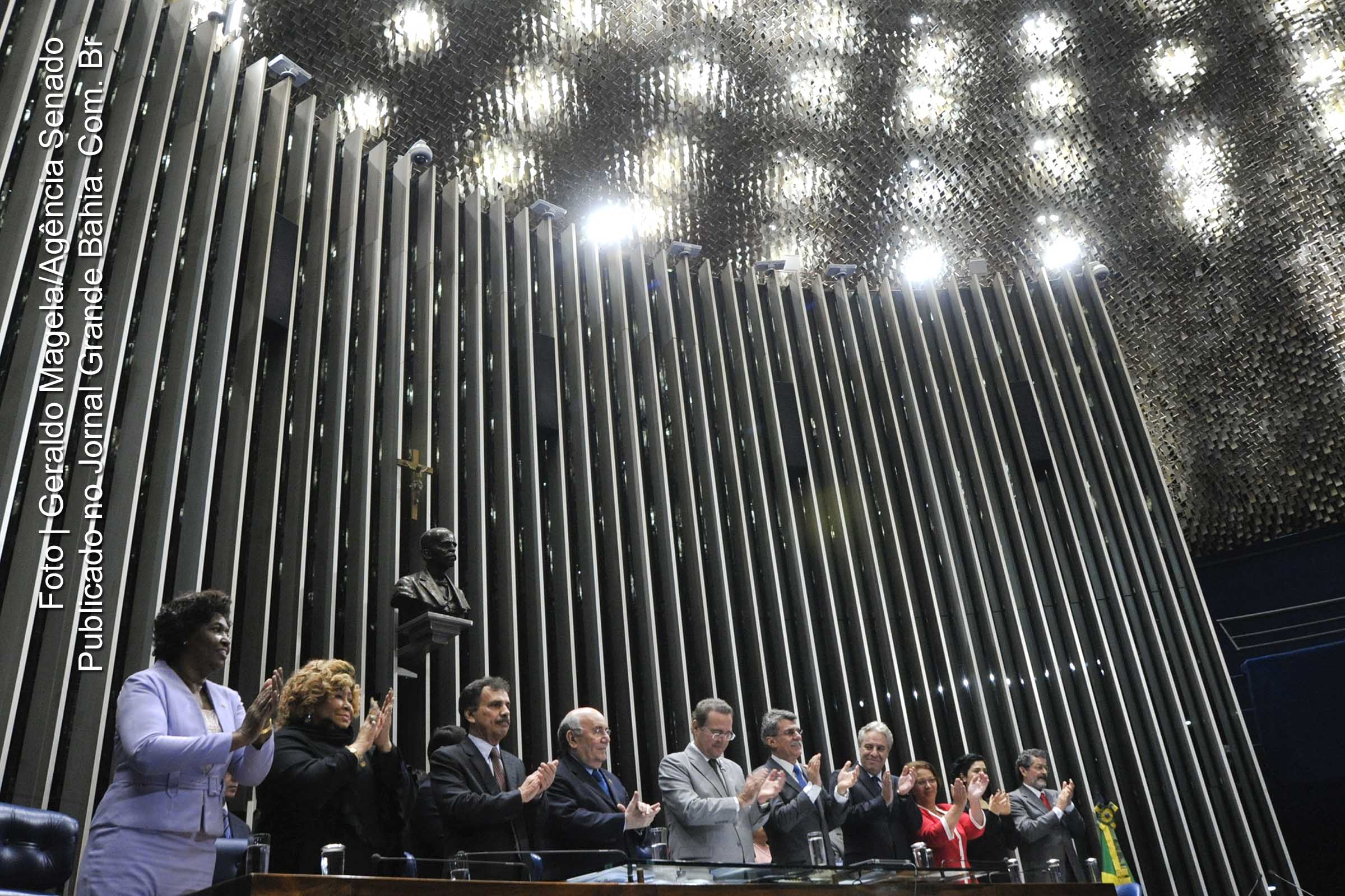 Congresso Nacional promulga a Emenda Constitucional 81/2014, que determina a expropriação de propriedades onde houver trabalho escravo. Mesa (E/D): deputada federal Benedita da Silva (PT-RJ); cantora Alcione; autor da proposta, vereador de Belém (PA) e senador no período de 1995 a 2003, Ademir Andrade; primeiro-secretário do Senado, senador Flexa Ribeiro (PSDB-PA); presidente do Senado, Renan Calheiros (PMDB-AL); segundo-vice-presidente do Senado, senador Romero Jucá (PMDB-RR); presidente do Tribunal Superior do Trabalho, ministro Barros Levenhagen; ministra Ideli Salvatti, da Secretaria de Direitos Humanos da Presidência da República e presidente da Comissão Nacional para a Erradicação do Trabalho Escravo; atriz Letícia Sabatella, integrante do Movimento Humanos Direitos (MHuD); autor do primeiro texto sobre o tema e deputado federal no período de 2007 a 2011, Paulo Rocha.