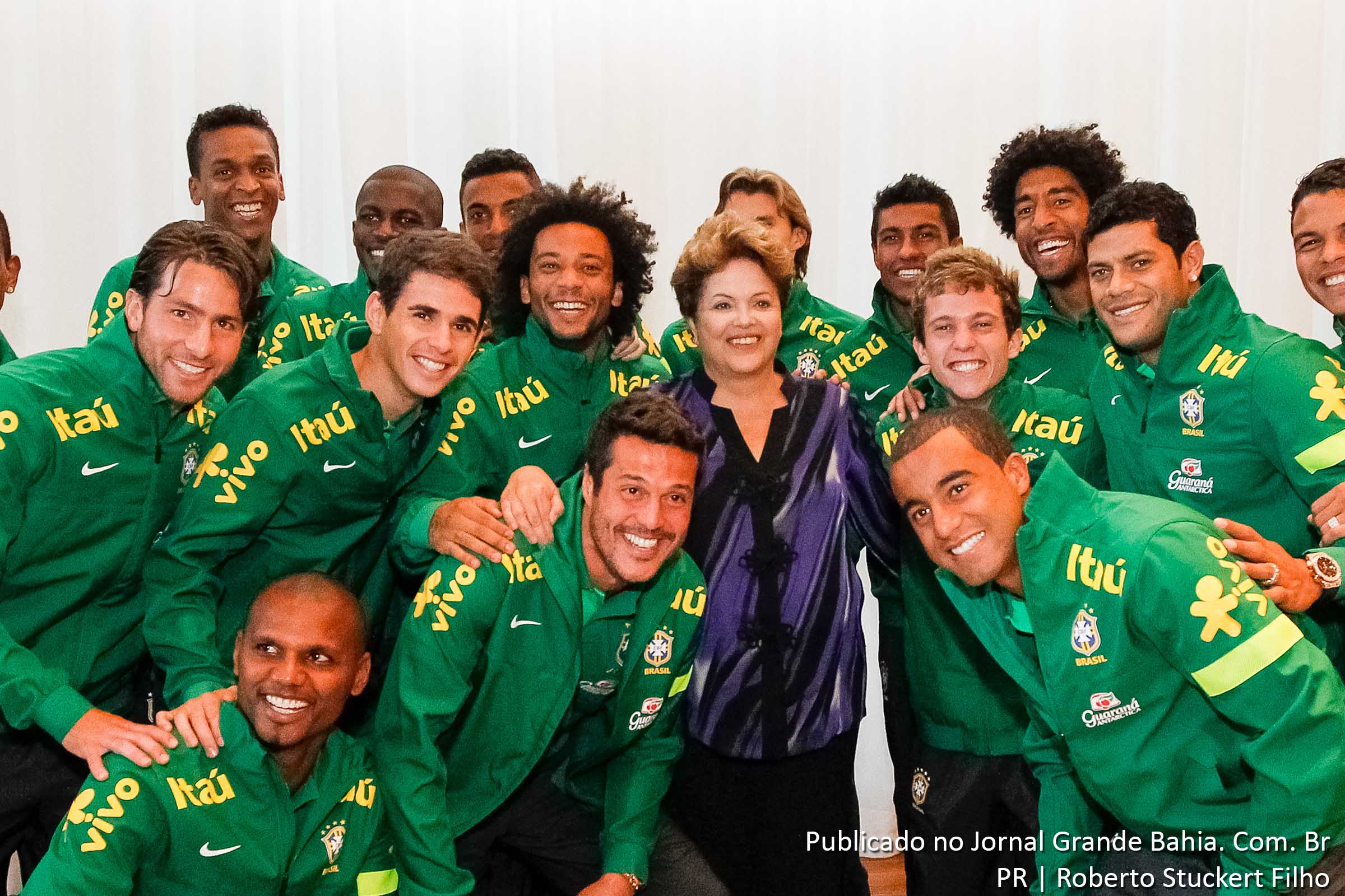Presidenta Dilma Rousseff e a delegação da seleção brasileira de futebol durante encontro no Palácio da Alvorada. Rousseff celebra êxito da Copa do Mundo no Brasil.