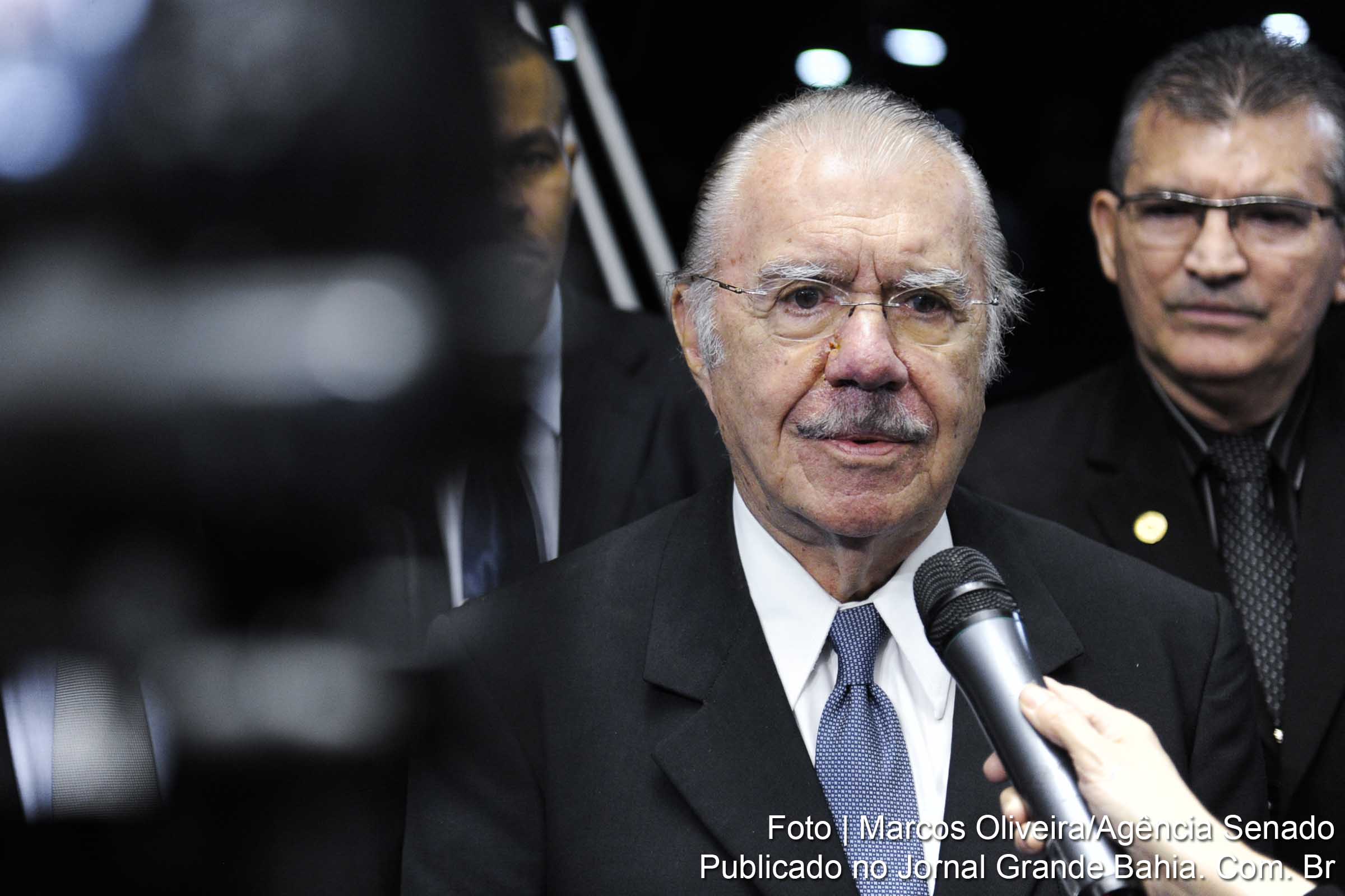 Após 59 anos de carreira política, José Sarney anuncia que não vai concorrer à reeleição ao Senado.