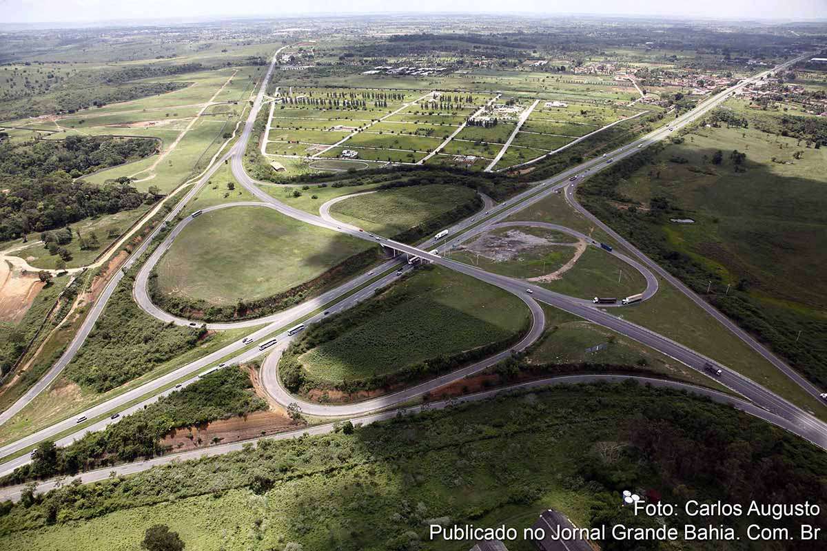 Vista aérea da BR-324 no trecho entre Amélia Rodrigues e Salvador, corredor rodoviário que concentra obras, retenções e queixas de motoristas sobre lentidão e segurança. (Foto: Carlos Augusto | Jornal Grande Bahia)