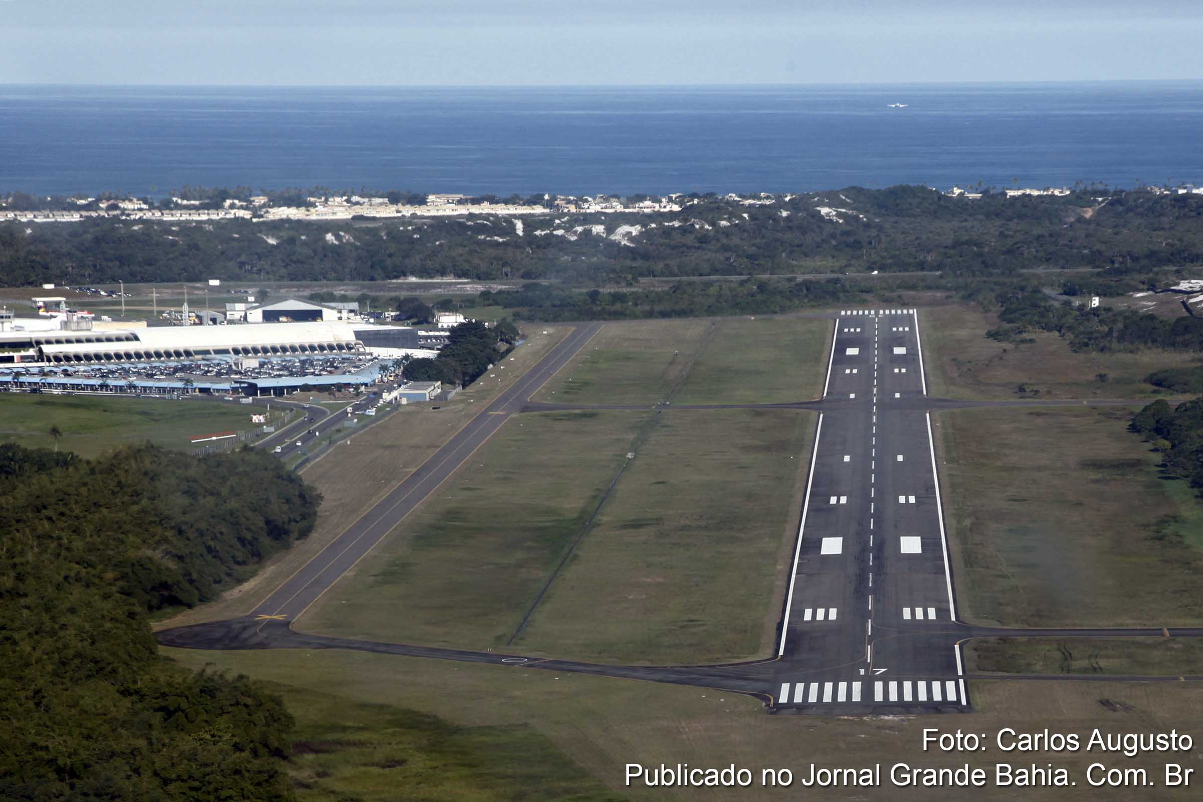 Vista aérea da pista de pouso do Aeroporto Internacional de Salvador (Aeroporto Deputado Luís Eduardo Magalhães – LEM).