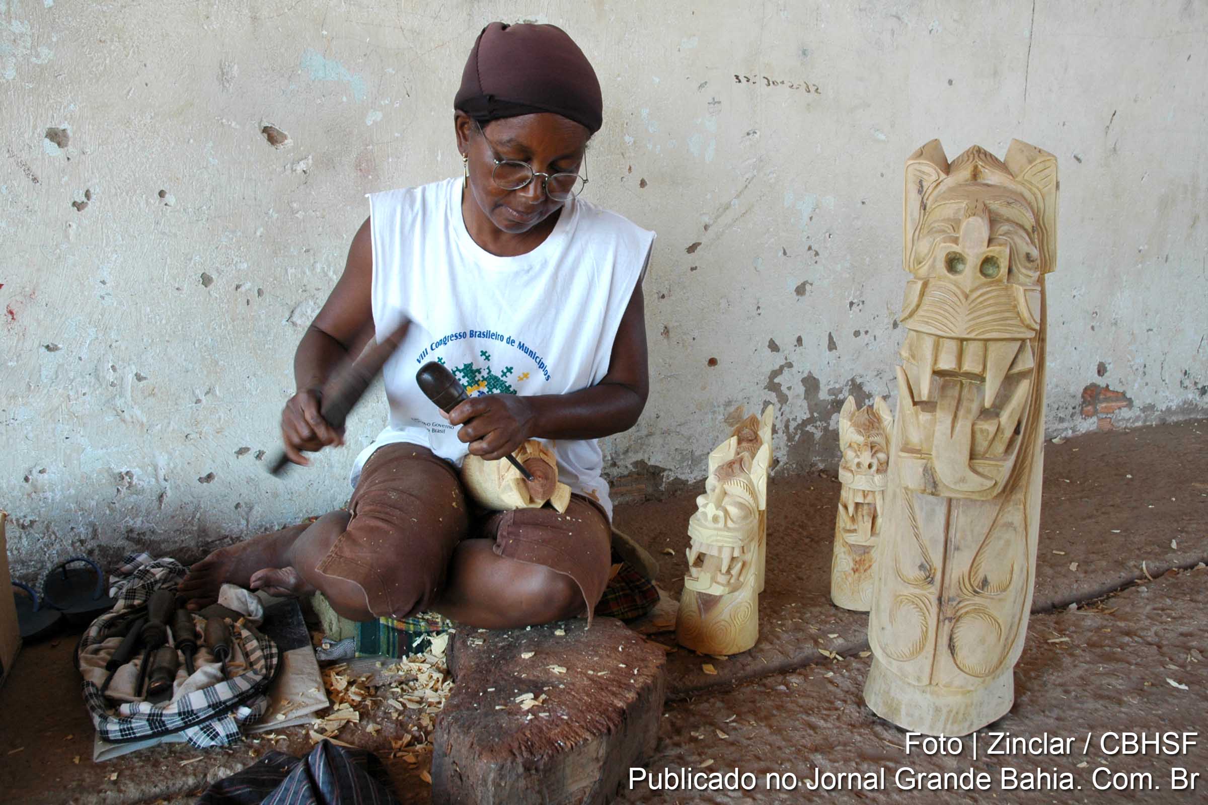 Artesã esculpi em madeira as famosas carrancas do Rio São Francisco