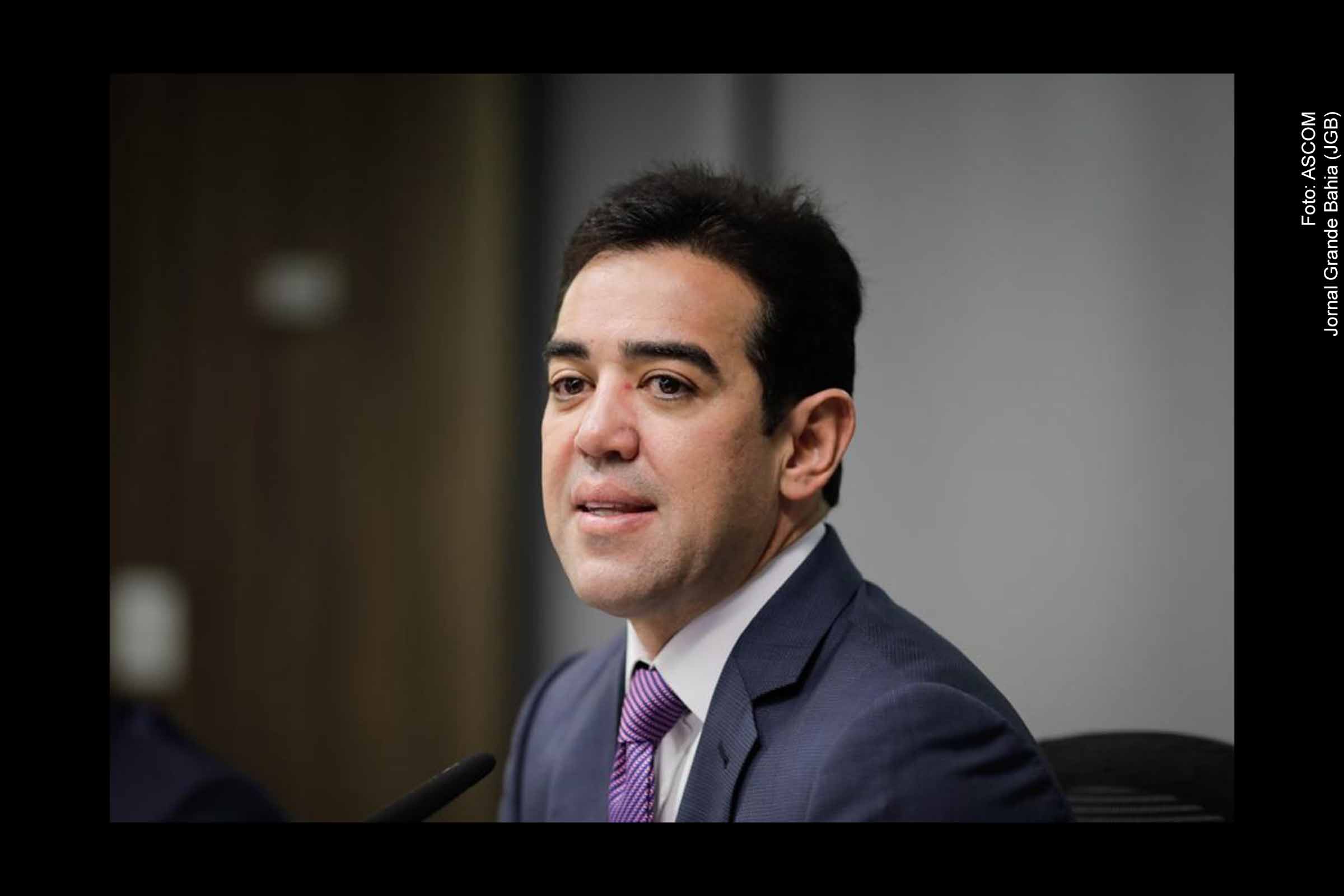 Bruno Dantas Nascimento foi aprovado como ministro do TCU após votação no Congresso Nacional. Advogado e consultor legislativo do Senado, possui ampla formação acadêmica e experiência em conselhos judiciais e administrativos. Ele substitui Valmir Campello e destacou-se por defender a simplificação de métodos para a prestação de contas municipais. A escolha foi celebrada por representantes da OAB e parlamentares. O TCU, composto por nove ministros, é responsável pela fiscalização das contas públicas.