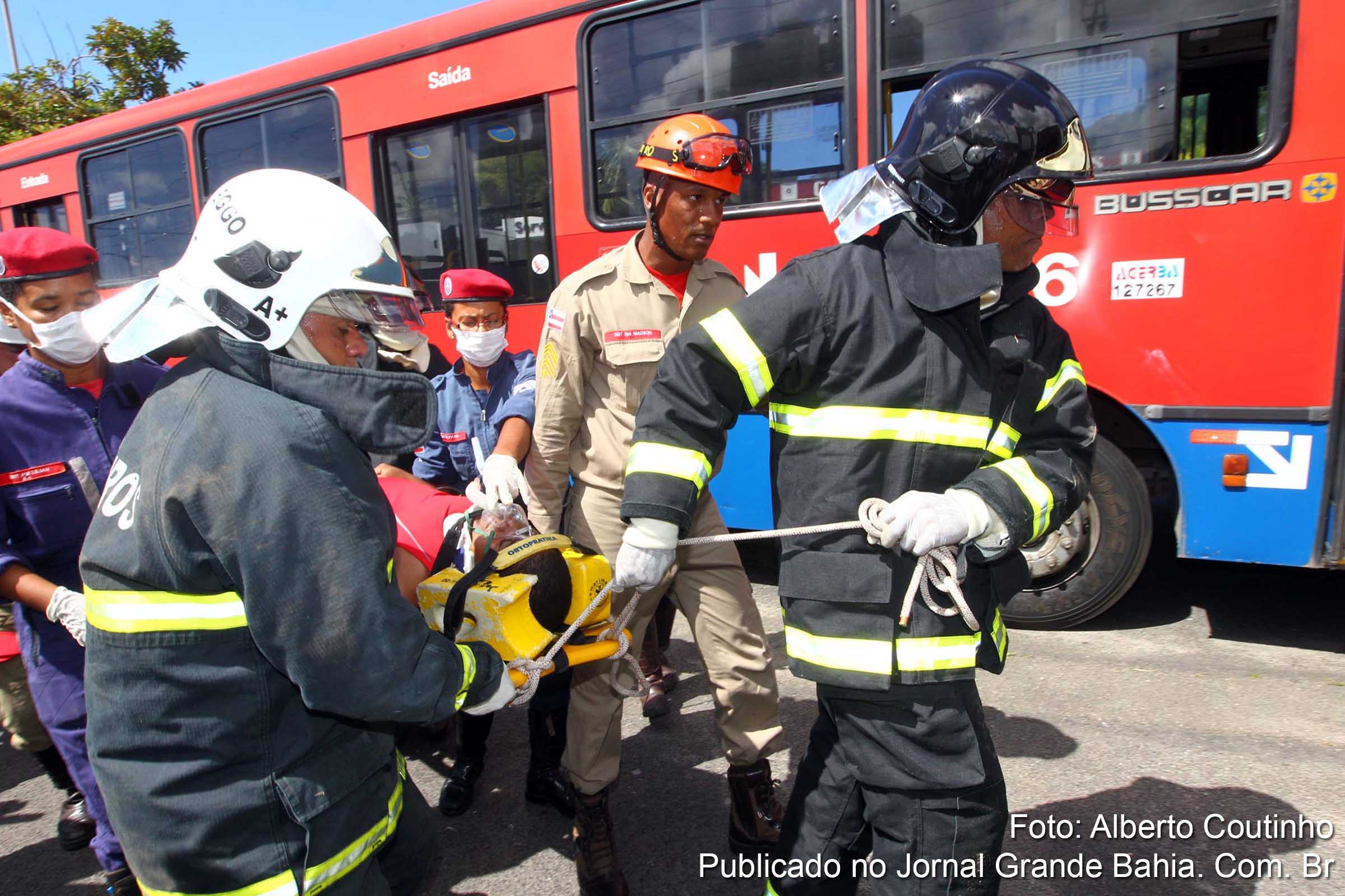 Corpo de Bombeiros simula salvamentos de vítimas de acidentes presas em ferragens. Governo da Bahia inicia processo de desmilitarização.