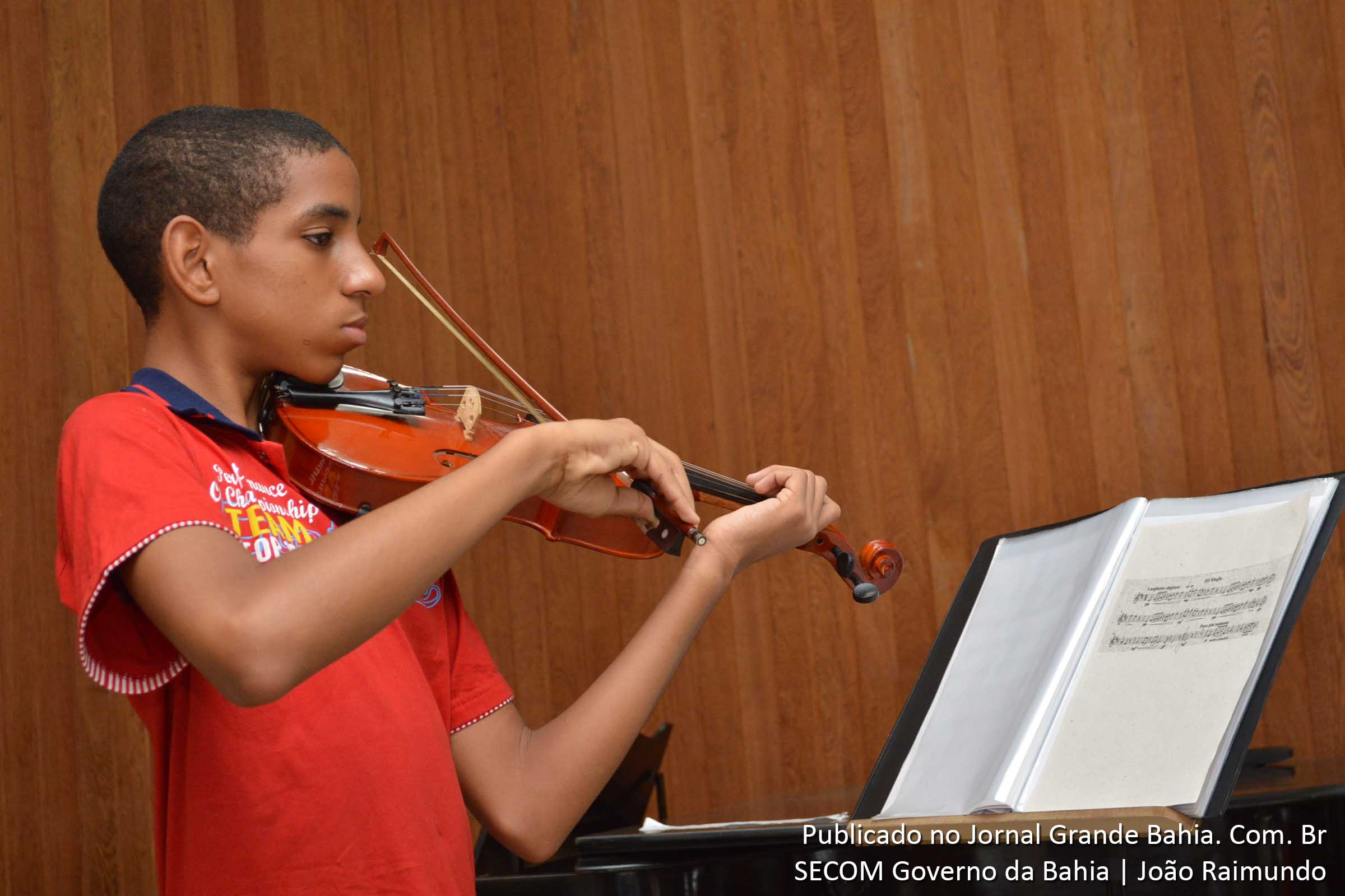 Lucas Santa Clara, um dos candidatos, durante a audição para a orquestra juvenil de Feira de Santana.