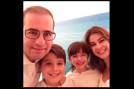 O cirurgião plástico Milton Falcão, esposa e herdeiros, socialmente.