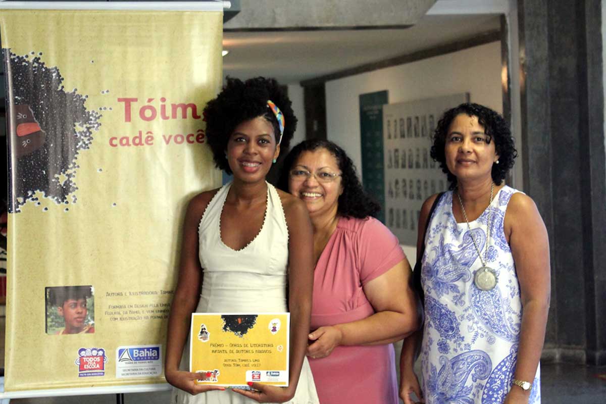 Tamires Lima com professora Maeli Gomes de Oliveira e Rozimar Lim Gonçalves Santos mãe de Tamires.