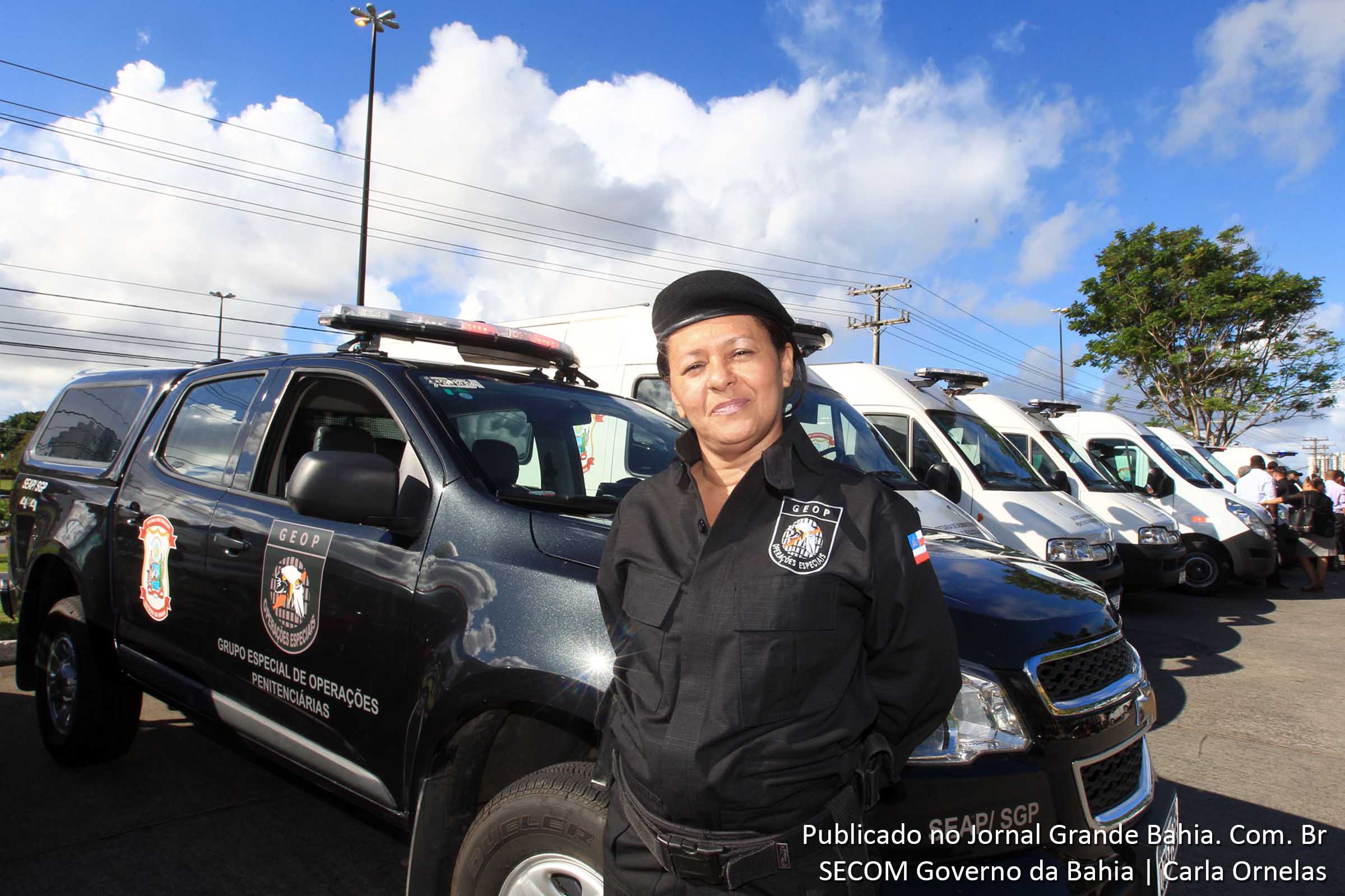 A agente penitenciaria Edna Quirino posa ao lado de Unidade de Transporte Penitenciário.