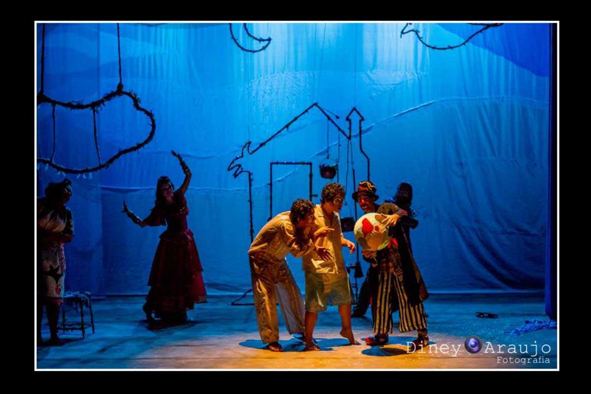 Cena do espetáculo "O menino detrás das nuvens".