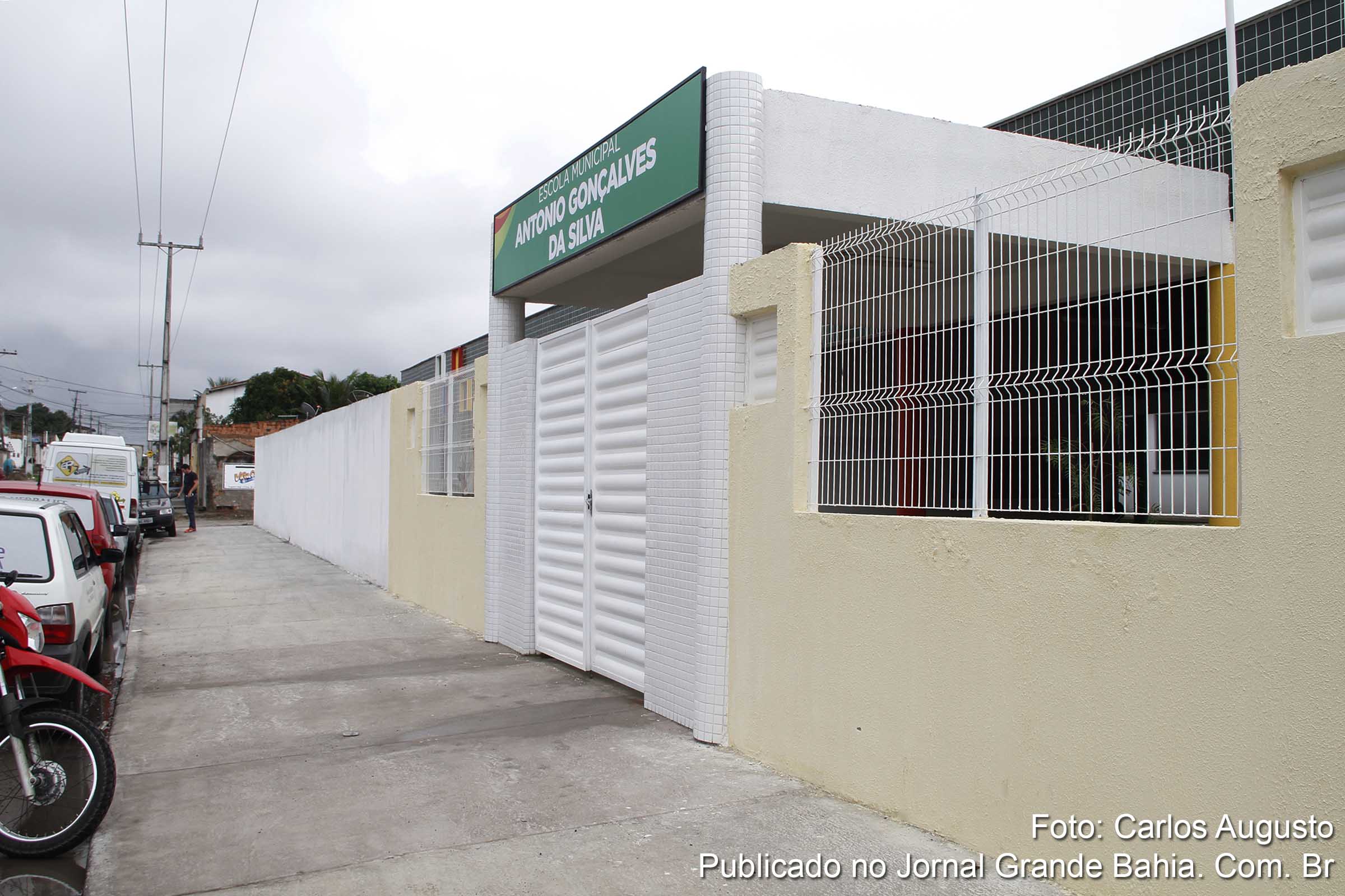 Prefeitura de Feira de Santana apresenta “escola modelo” com graves deficiências