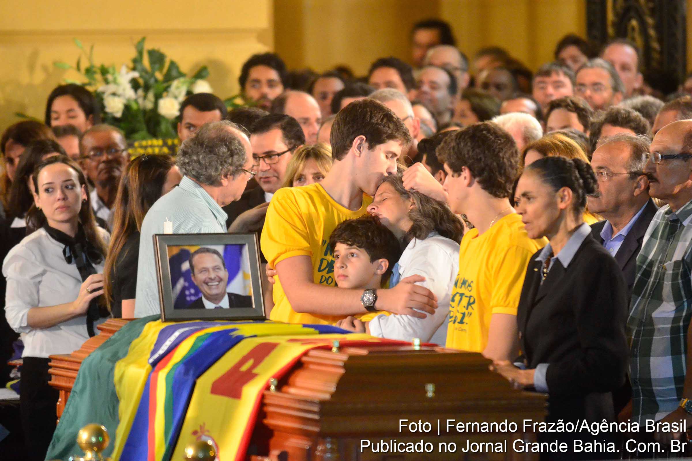 Familiares dão último adeus a Eduardo Campos. Velório no Palácio do Campo das Princesas de Eduardo Campos e dos membros de sua equipe Carlos Augusto Percol, Alexandre Severo e Marcelo Lyra, mortos em acidente aéreo em Santos.