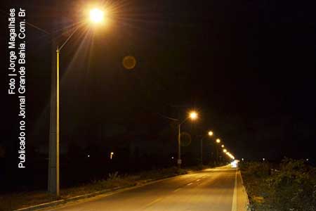 Iluminação é implantada na Avenida Fernando Pinto de Queiroz.