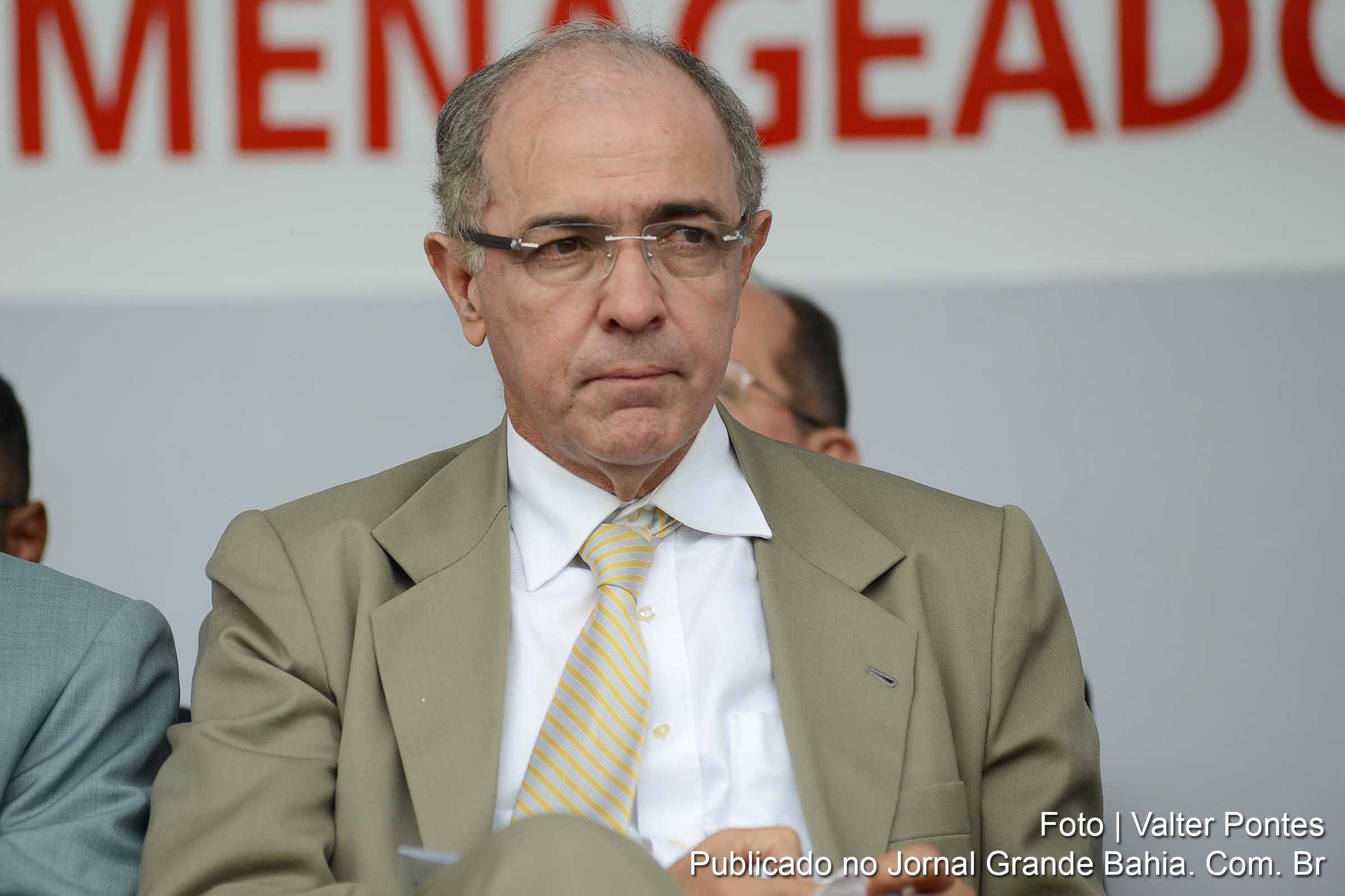 José Carlos Aleluia critica duramente governador Jaques Wagner ao classificá-lo como autoritário.