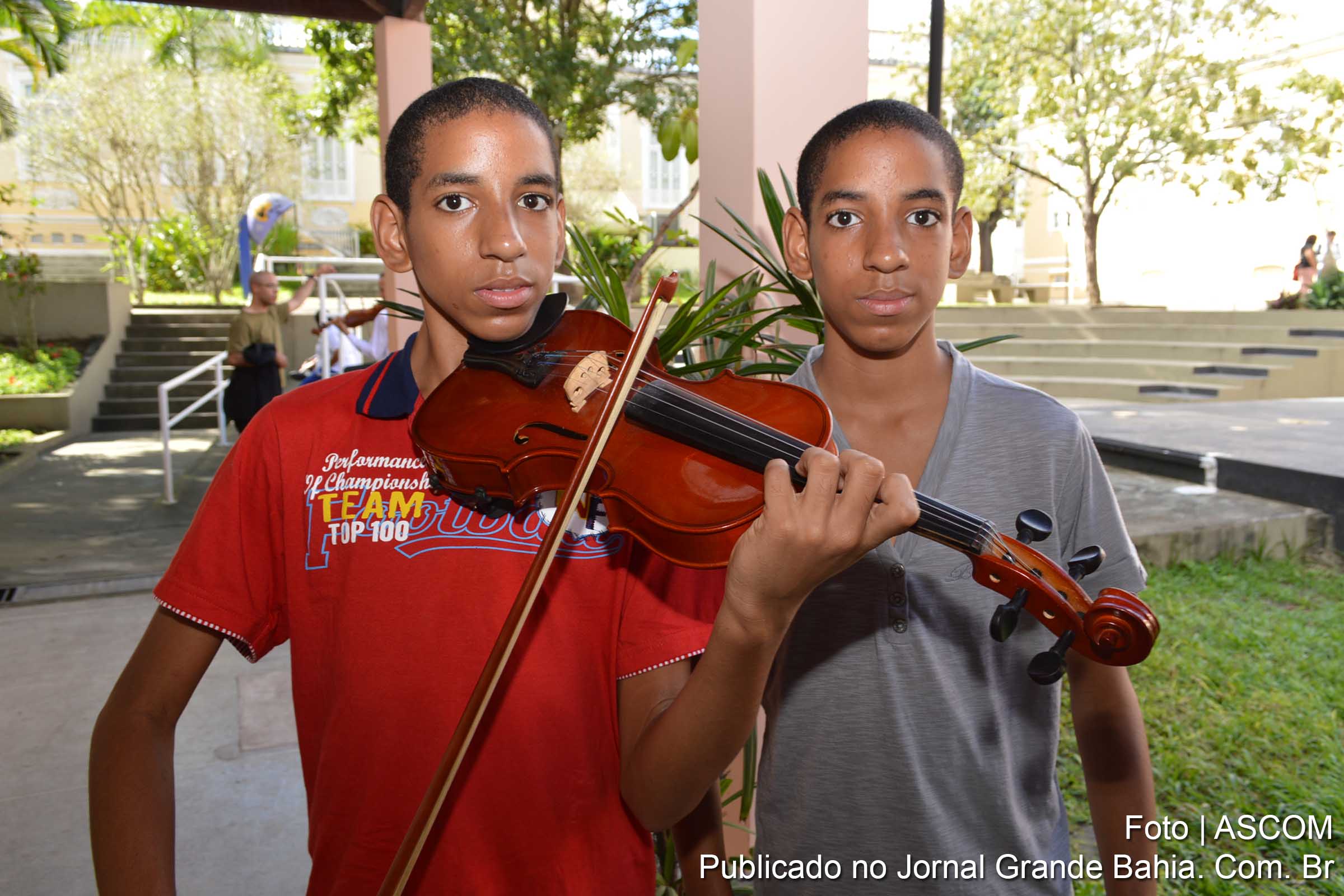 Jovens são selecionados como alunos da Neojiba, em Feira de Santana.