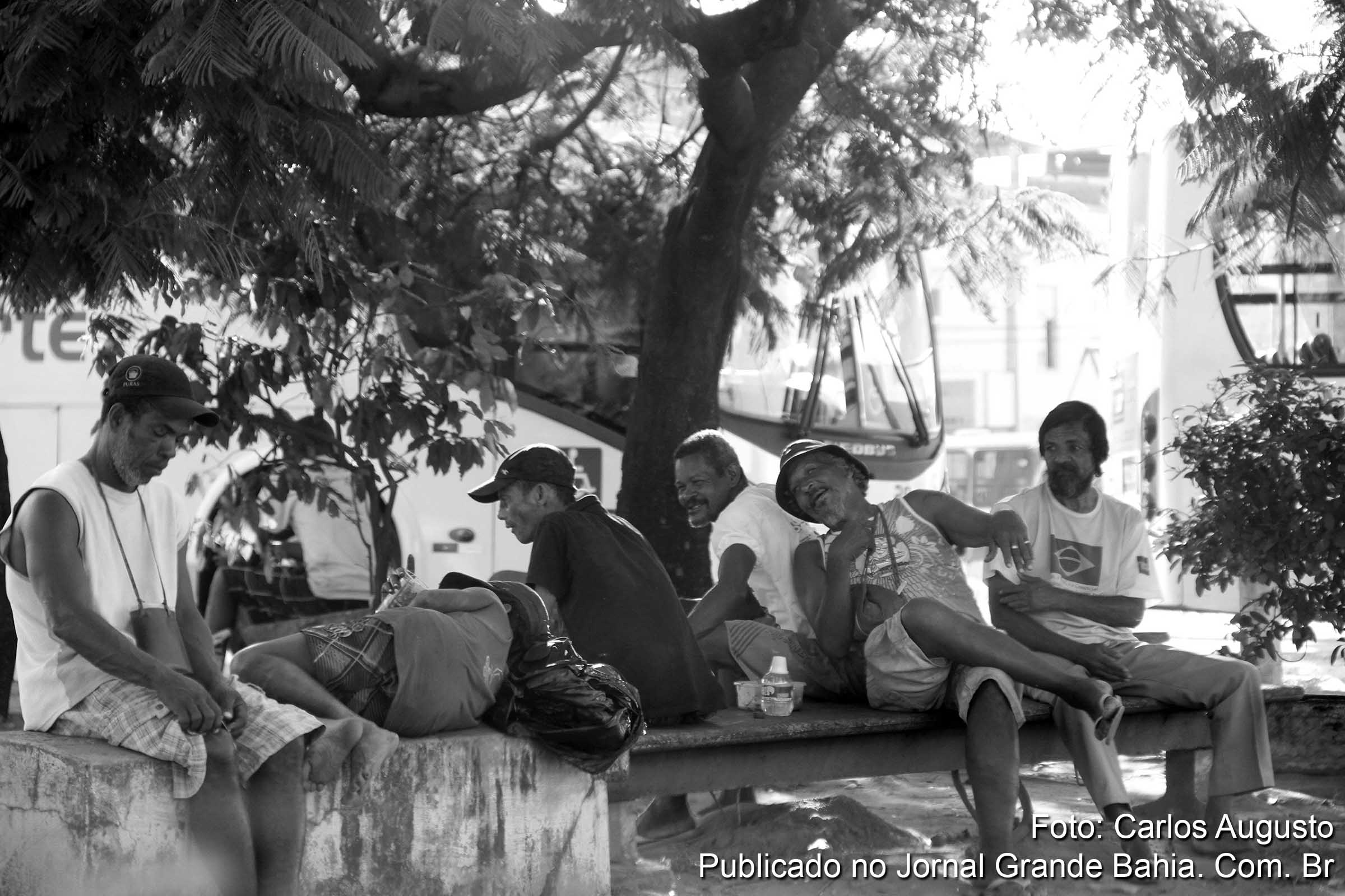 Membros da população da periferia de Salvador. Desigualdade social é desafio a ser superado pela populosa sociedade brasileira.