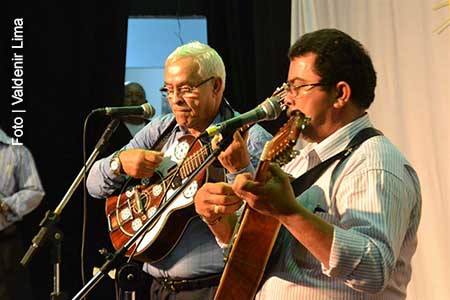 Músicos apresentam performance durante o 39º Festival de Violeiros do Nordeste.