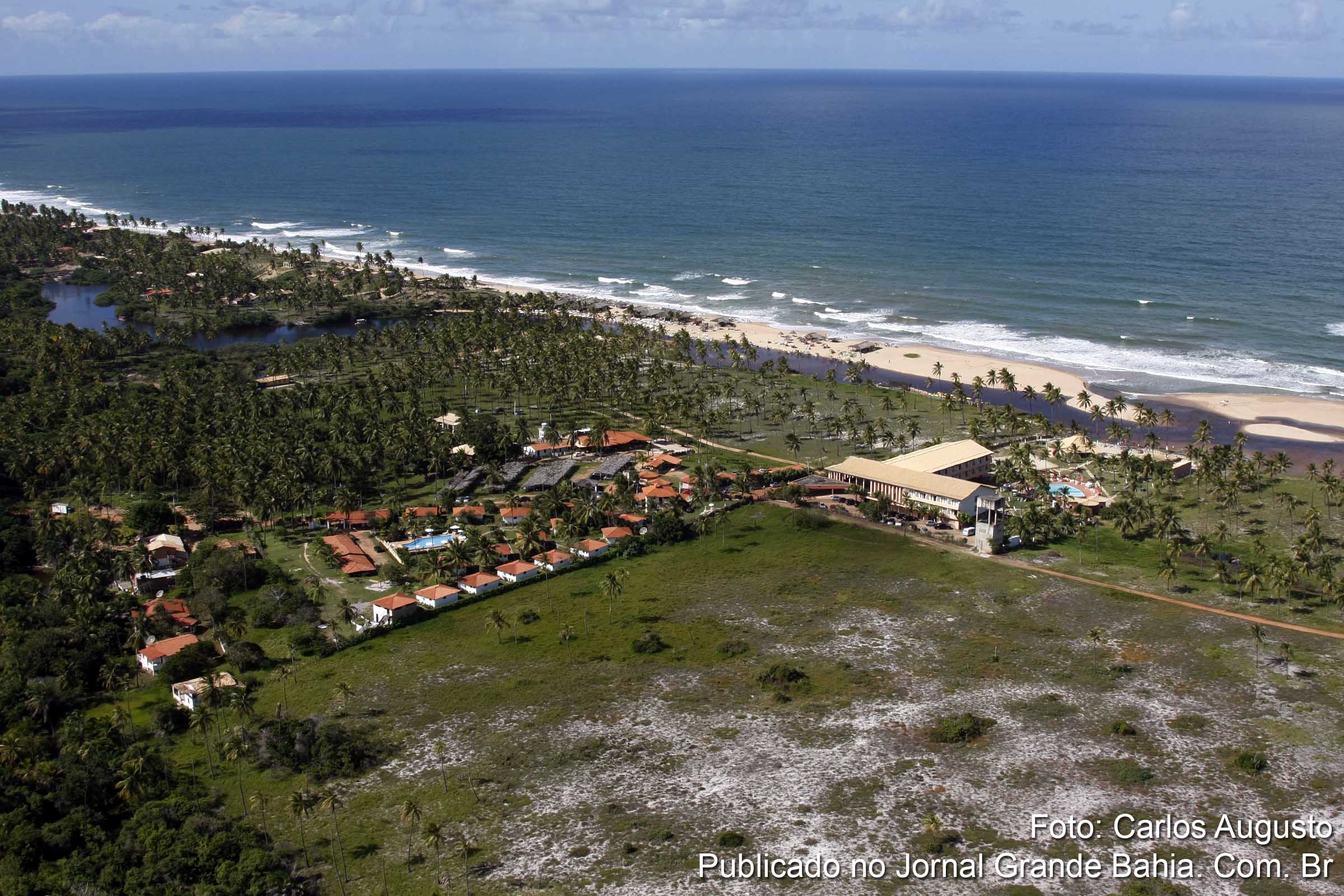 Vista aérea da praia de Imbassaí, em Mata de São João. (Foto: Carlos Augusto | Jornal Grande Bahia)