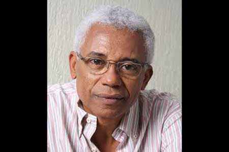 O professor de Fisica, o feirense Antonio Jorge Sena dos Anjos defendeu, na Universidade do Estado do Pará, a tese de doutorado.