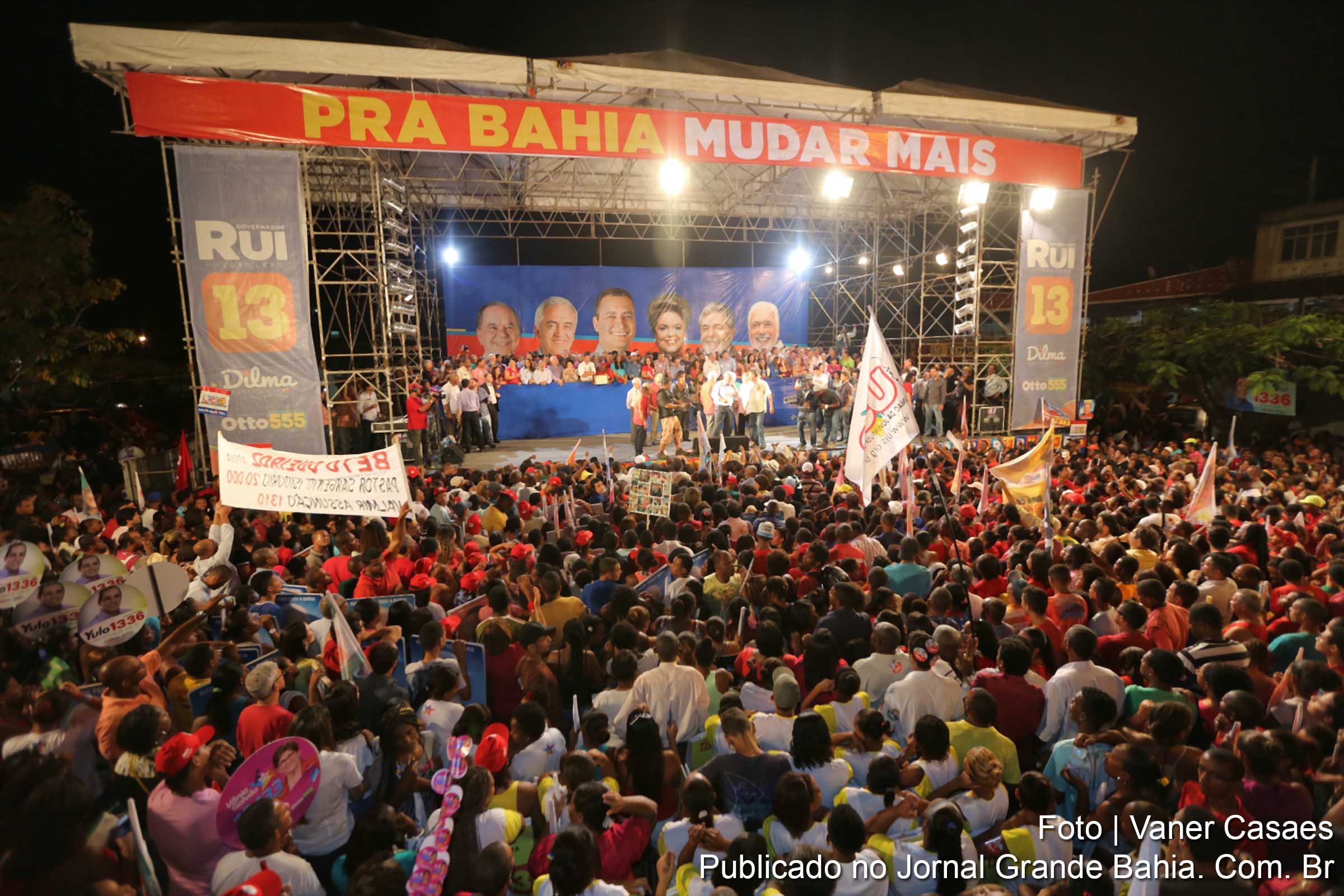 Ex-presidente Lula participa de comício em Salvador.