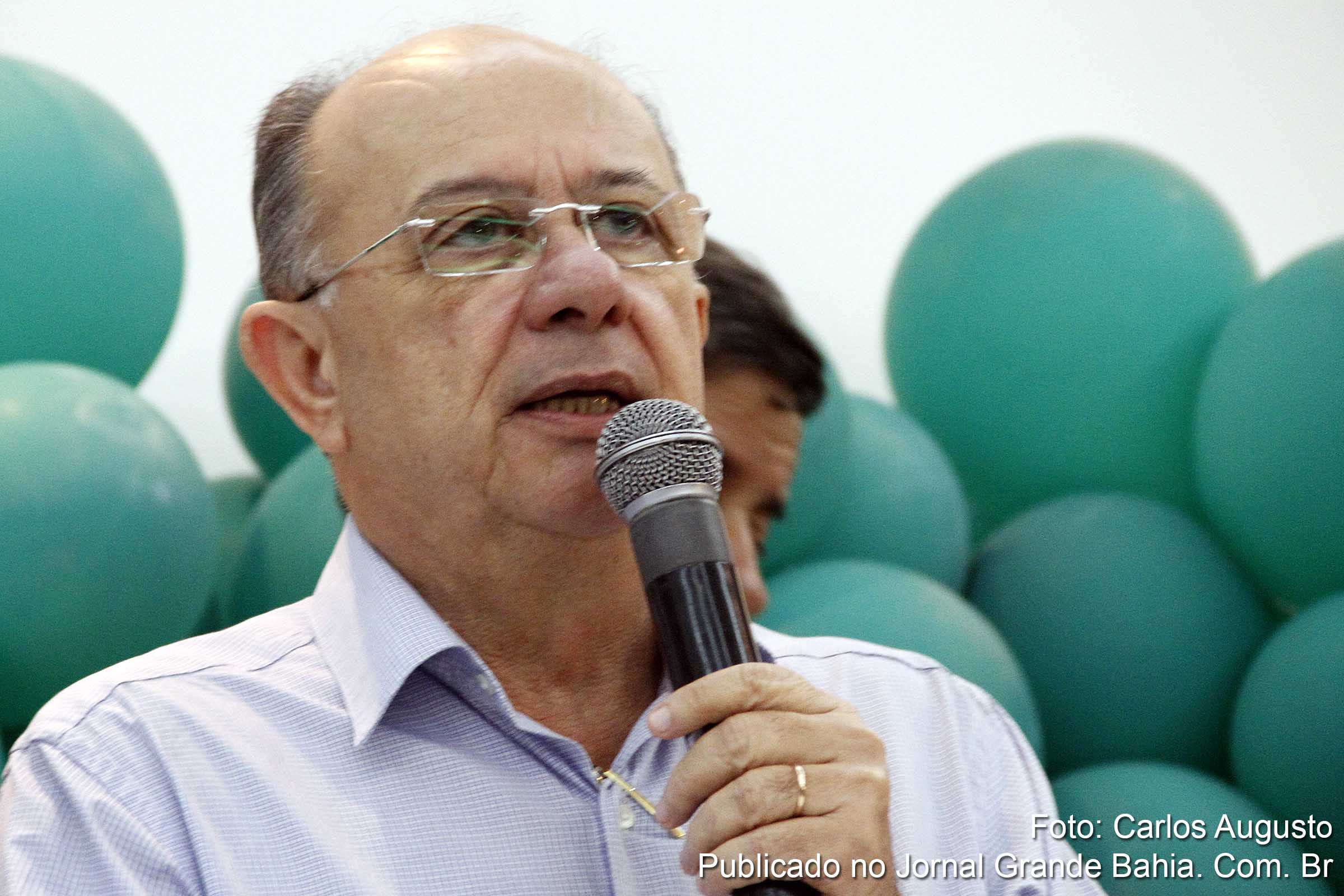 Prefeito José Ronaldo inaugura centro odontológico.