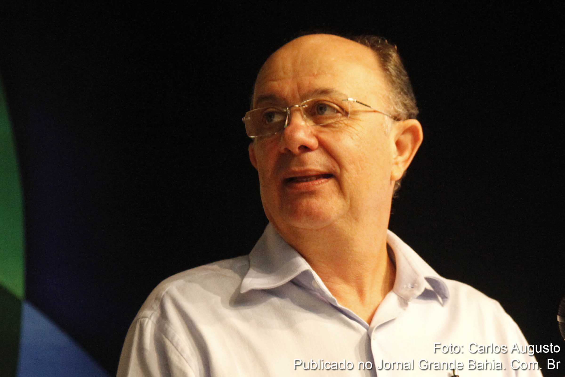 Prefeito José Ronaldo inaugura academia.