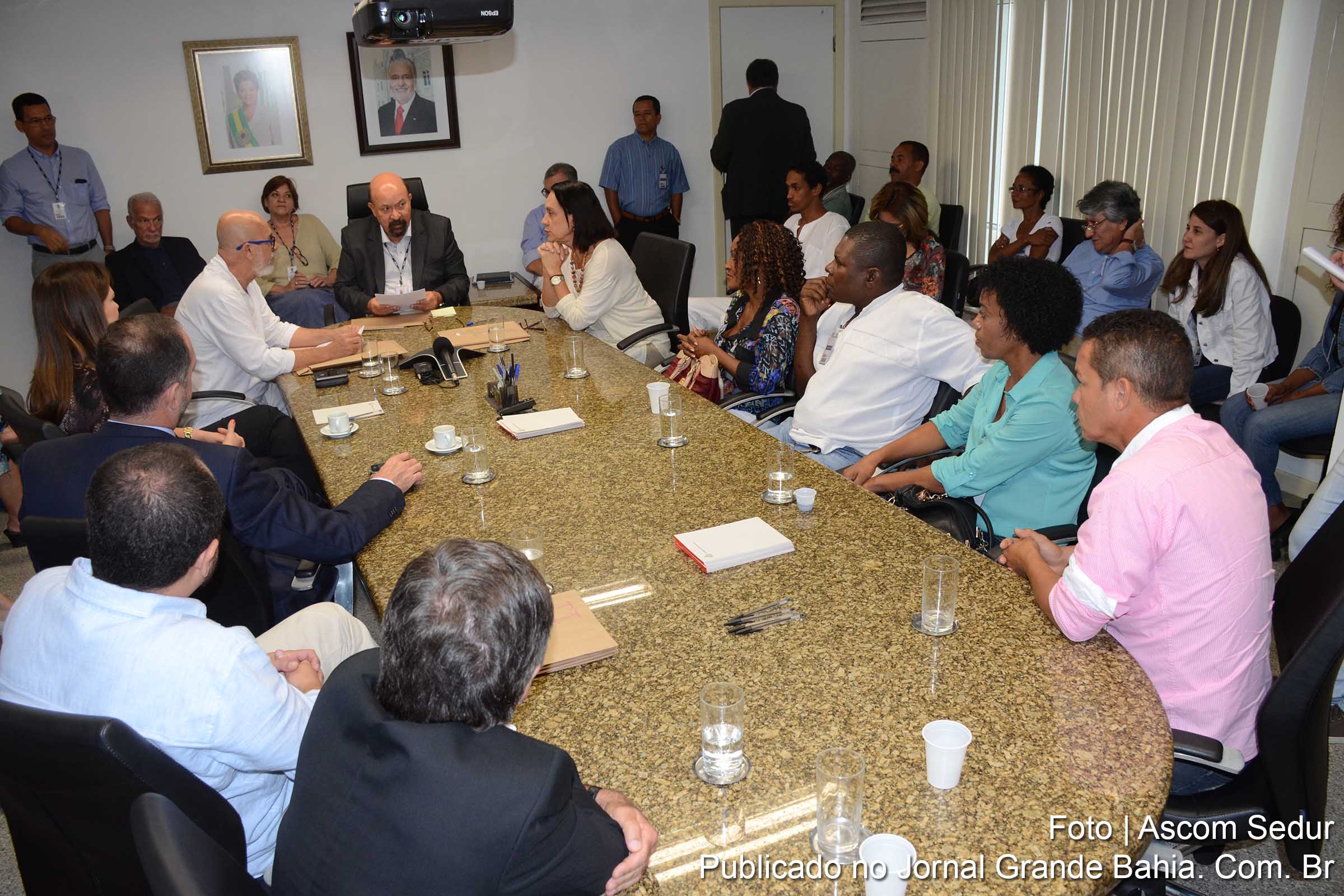 Secretário Manuel Ribeiro abre o enevelope com o resultado do Concurso de Ideias para Baixinha de Santo Antonio.