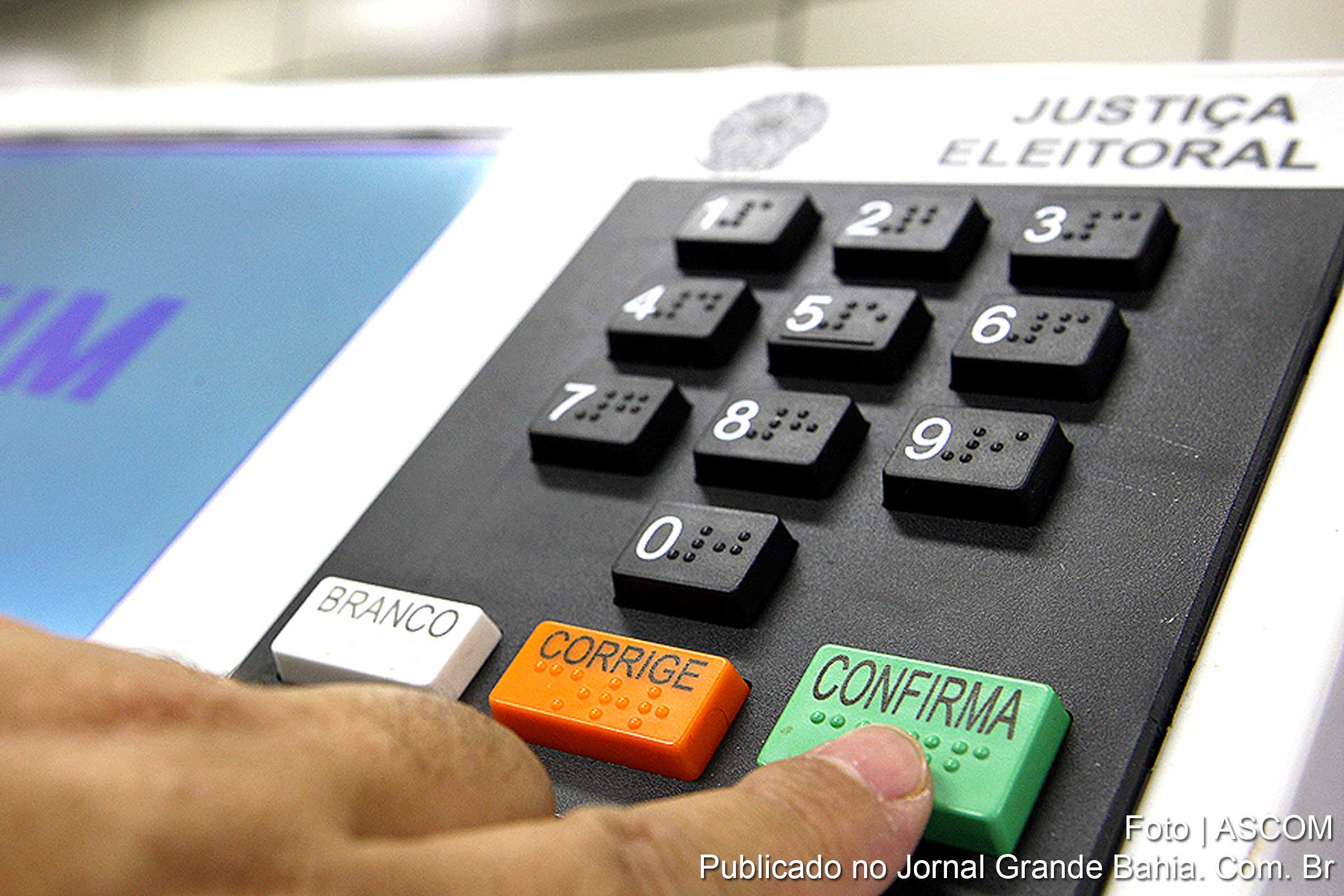 Urna eletrônica. Mitos sobre formas de votar que invalidam eleições são esclarecidos.