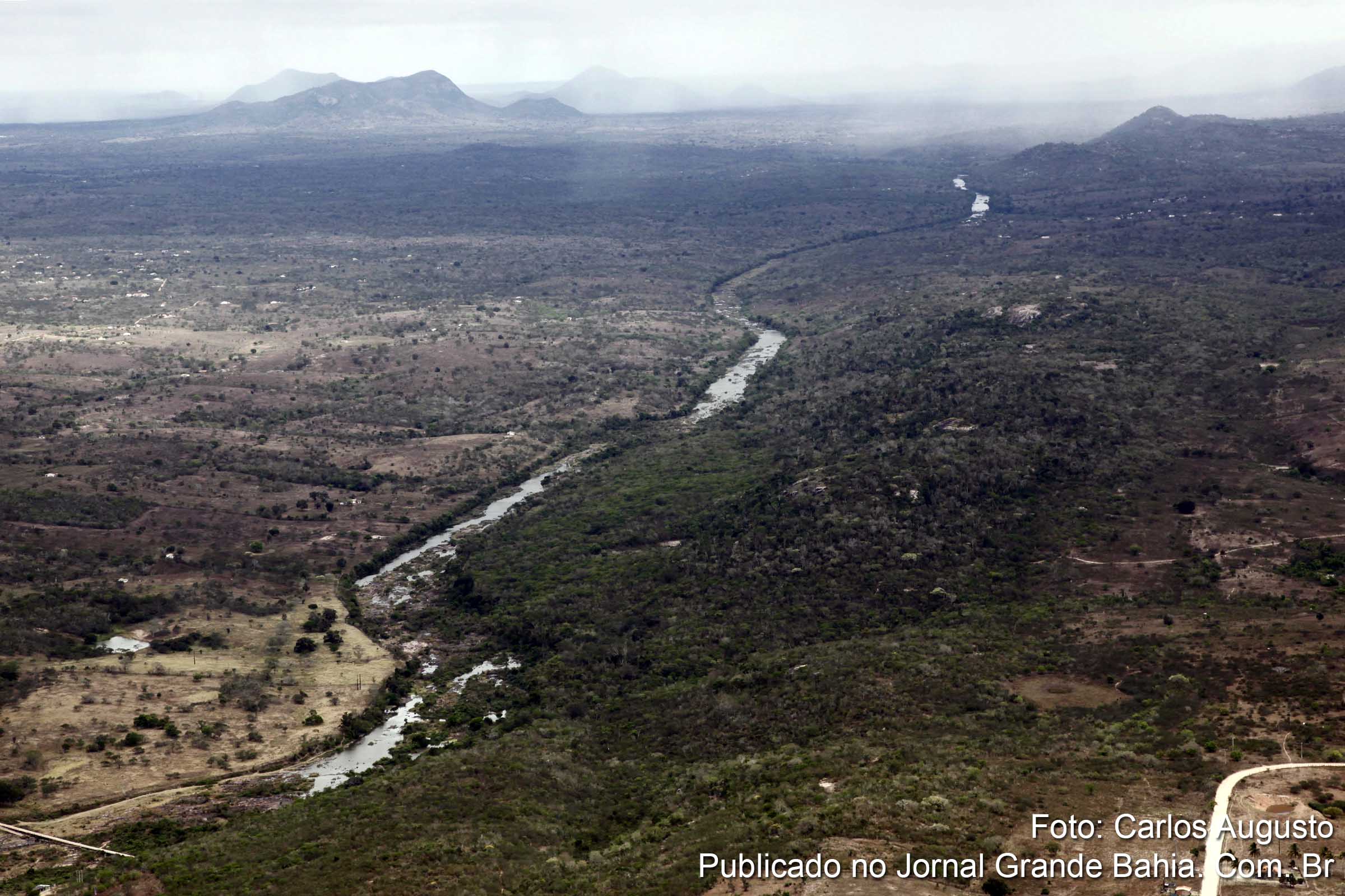 Vista aérea do Rio Jacuípe em Feira de Santana.