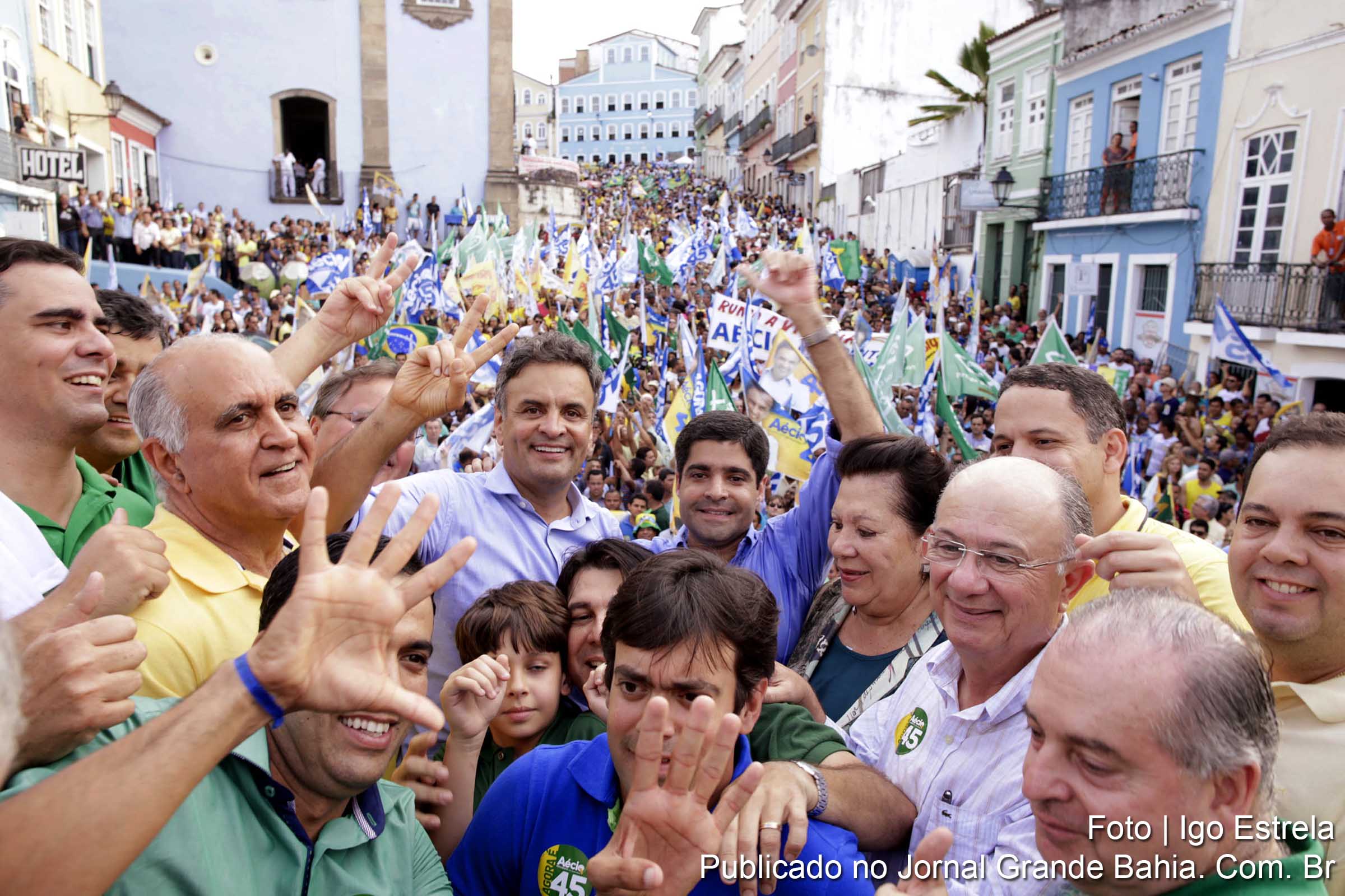 Aécio Neves esteve em Salvador, agradeceu a solidariedade do povo baiano e nordestino, e disse ainda que o Nordeste terá mais educação, segurança e a diminuição das diferenças regionais.