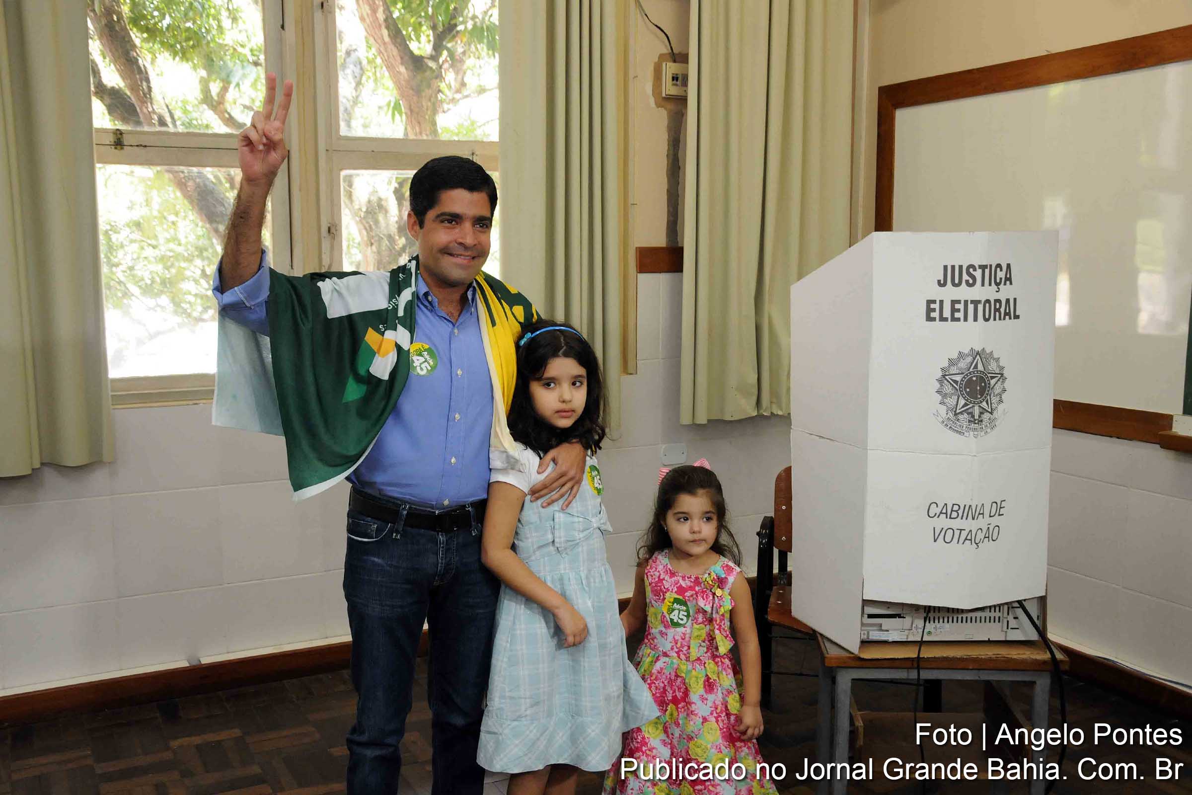 Antônio Carlos Magalhães Neto (ACM Neto) com as filhas, durante votação para escolha do presidente da República.