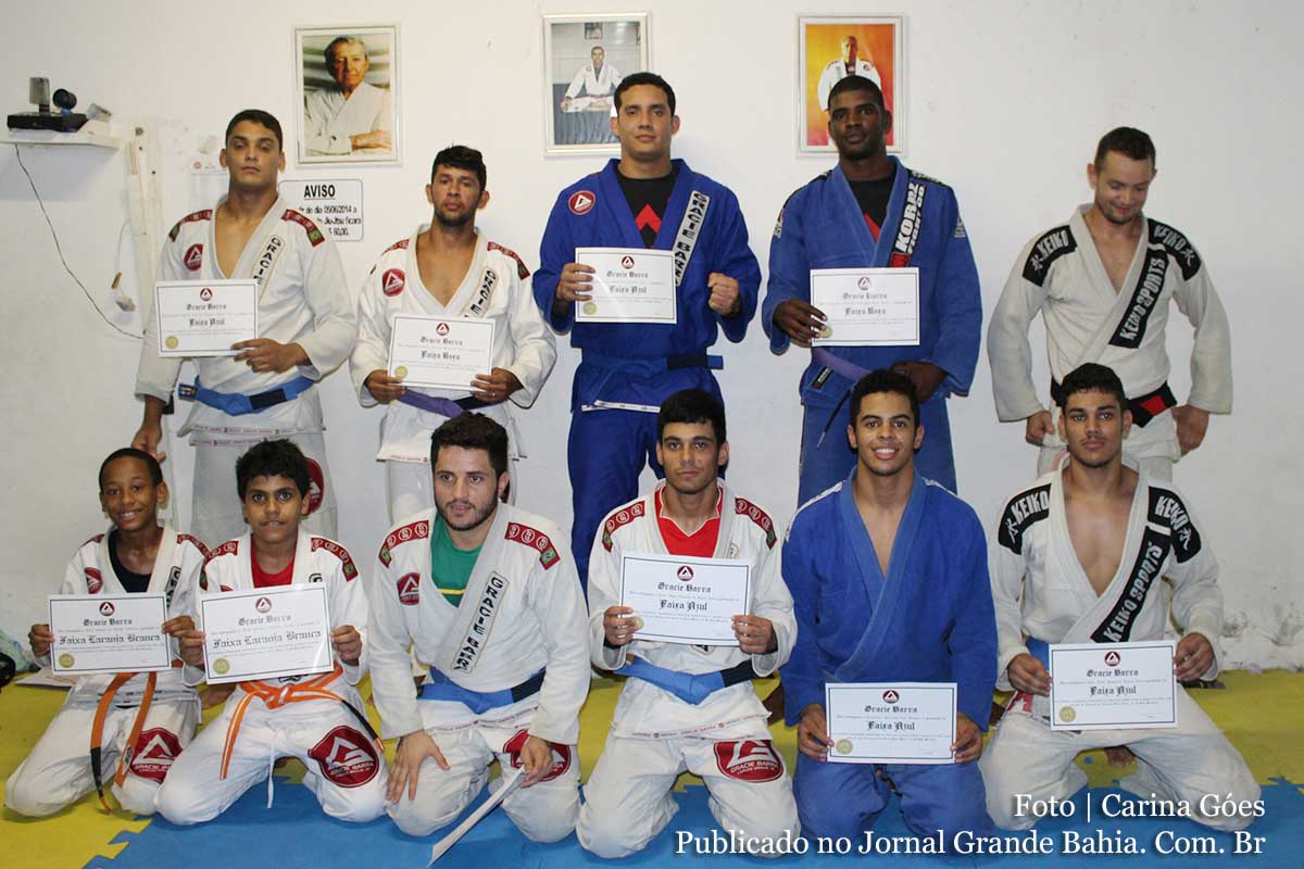 Atletas feirenses de jiu-jitsu da Gracie Barra recebem graduação.