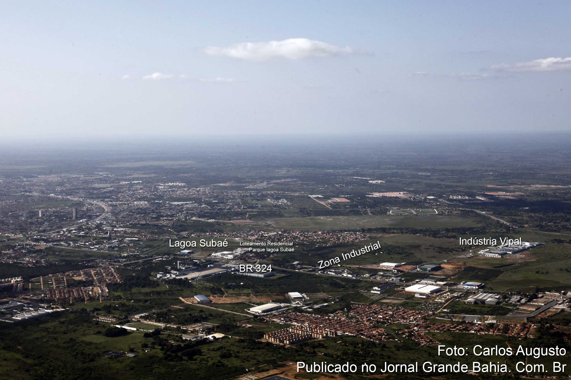 Vista aérea do Loteamento residencial Parque Lagoa do Subaé evidencia descumprimento de norma legal.