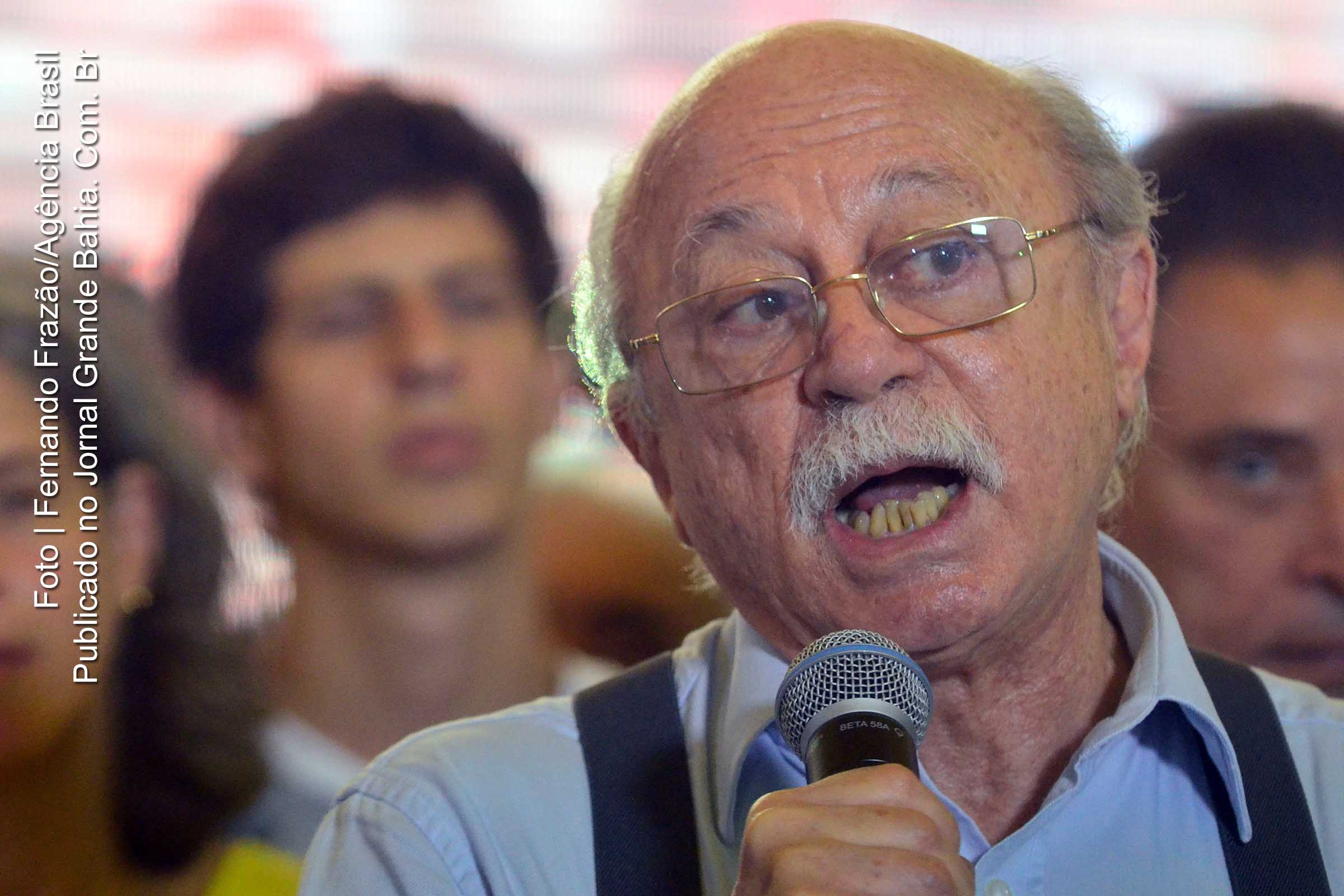 Roberto Amaral: "Ao aliar-se acriticamente à candidatura Aécio Neves, o bloco que hoje controla o partido, porém, renega compromissos programáticos e estatutários, suspende o debate sobre o futuro do Brasil, joga no lixo o legado de seus fundadores".