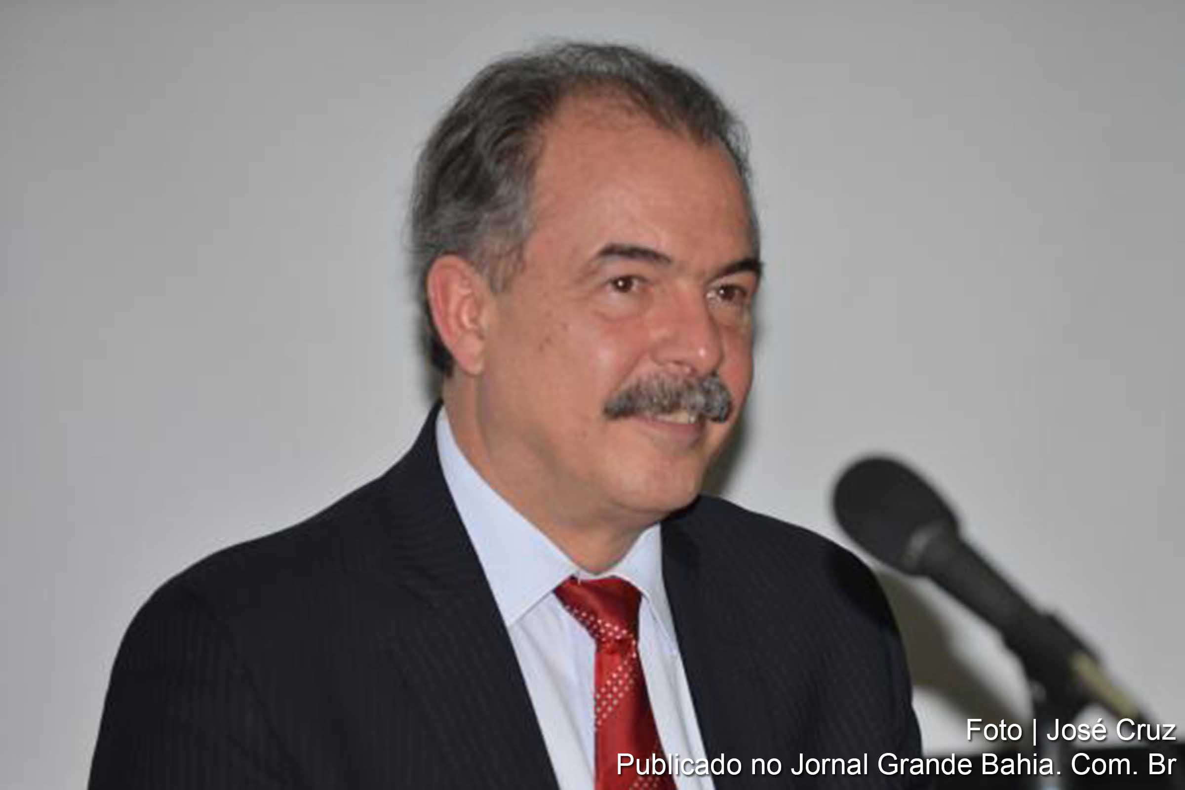 Brasil não fechará as contas de 2014 com déficit, diz ministro da Casa Civil em encontra com parlamentares do PT.
